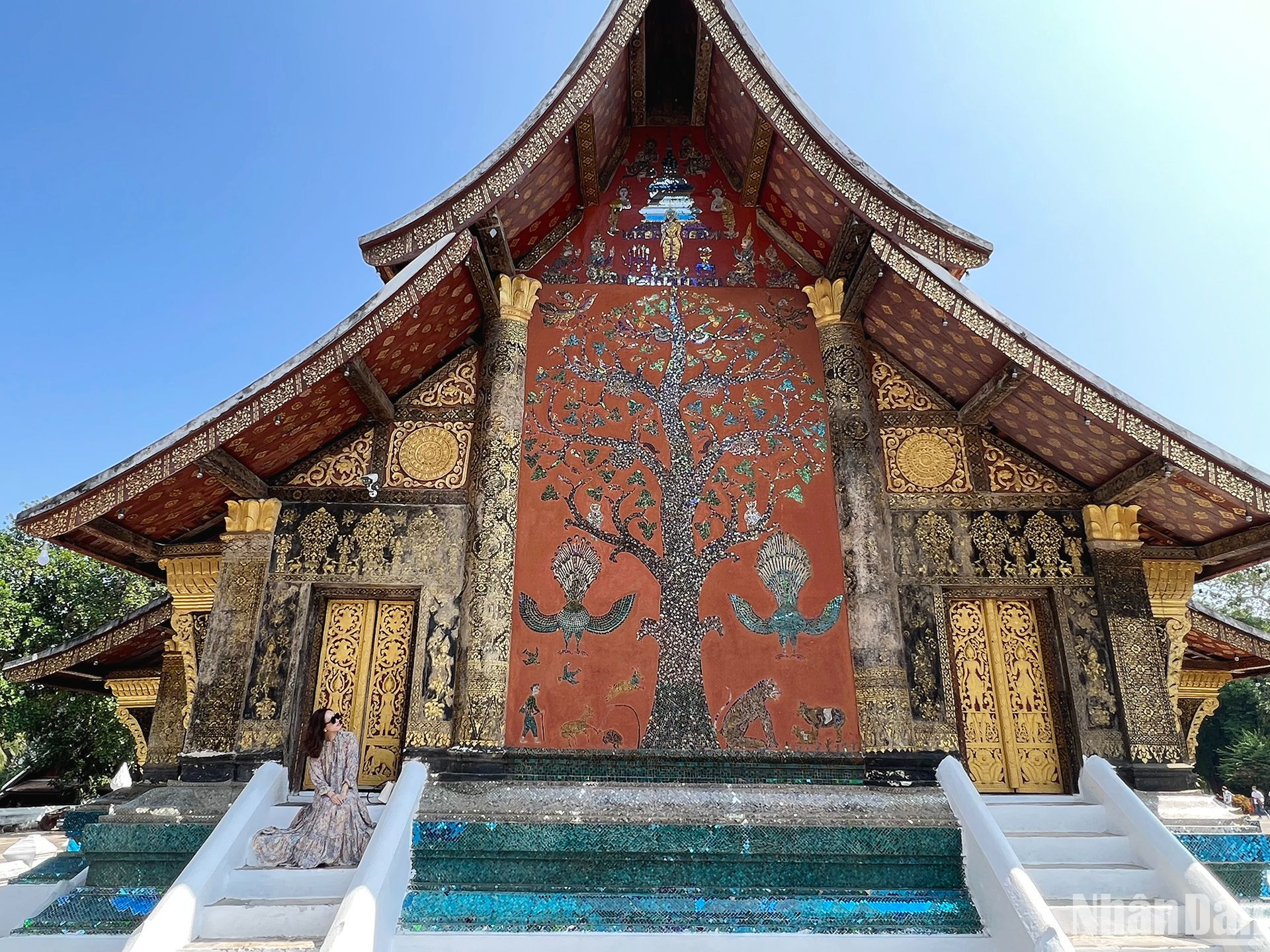 Wat Xiengthong là một trong những ngôi chùa cổ nhất của thành phố Luang Prabang, được xây dựng từ những năm 1559-1560, mang lối kiến trúc Phật giáo đặc sắc của Lào. (Ảnh: TRỊNH DŨNG)