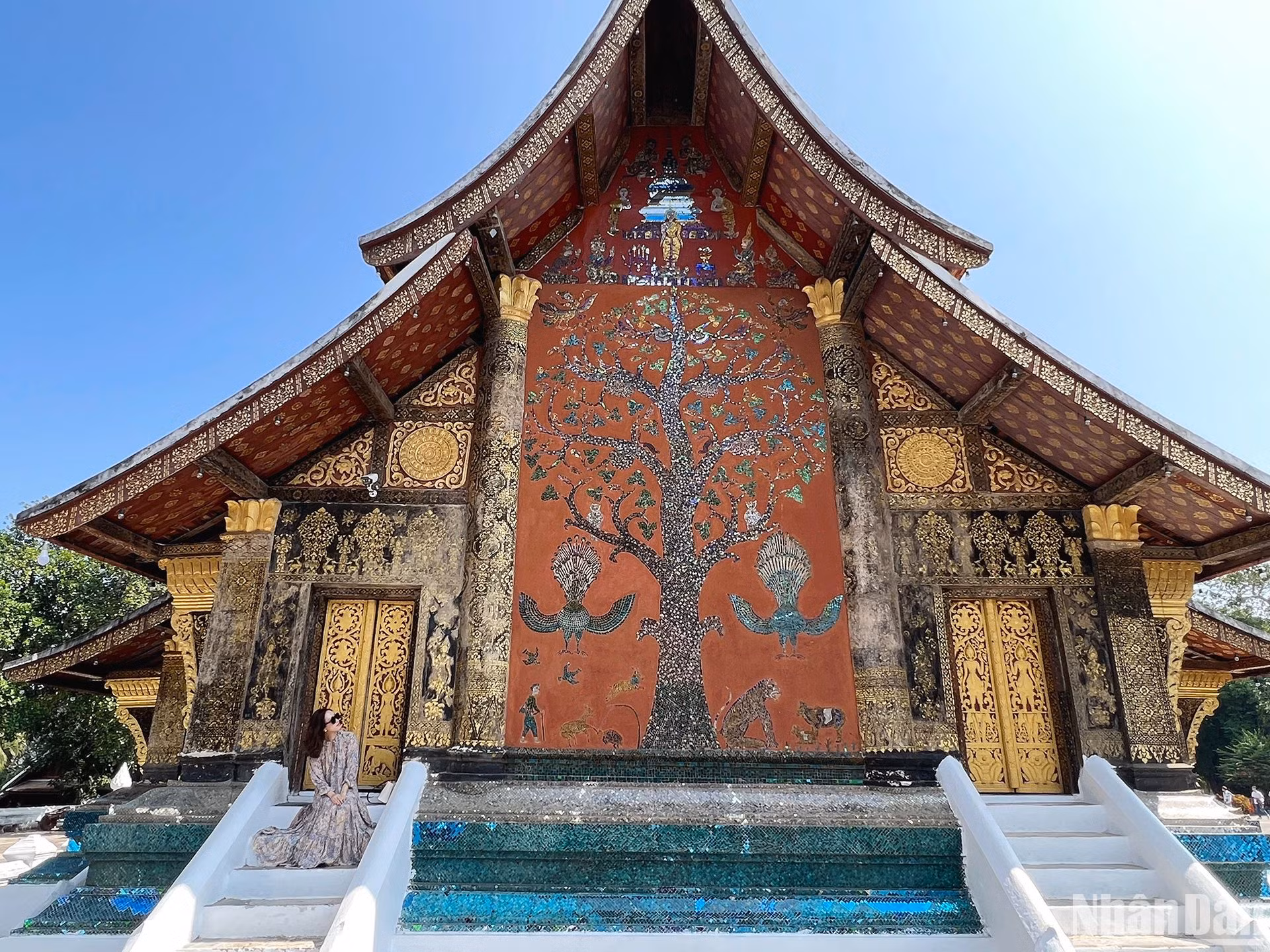 Wat Xiengthong là một trong những ngôi chùa cổ nhất của thành phố Luang Prabang, được xây dựng từ những năm 1559-1560, mang lối kiến trúc Phật giáo đặc sắc của Lào. (Ảnh: TRỊNH DŨNG)