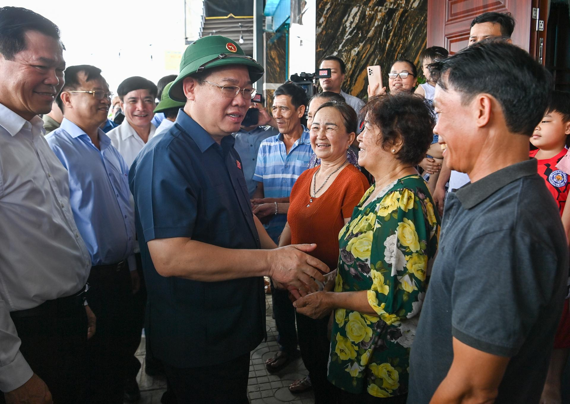 Chủ tịch Quốc hội Vương Đình Huệ thăm hỏi, động viên người dân tại khu tái định cư Lộc An-Bình Sơn.