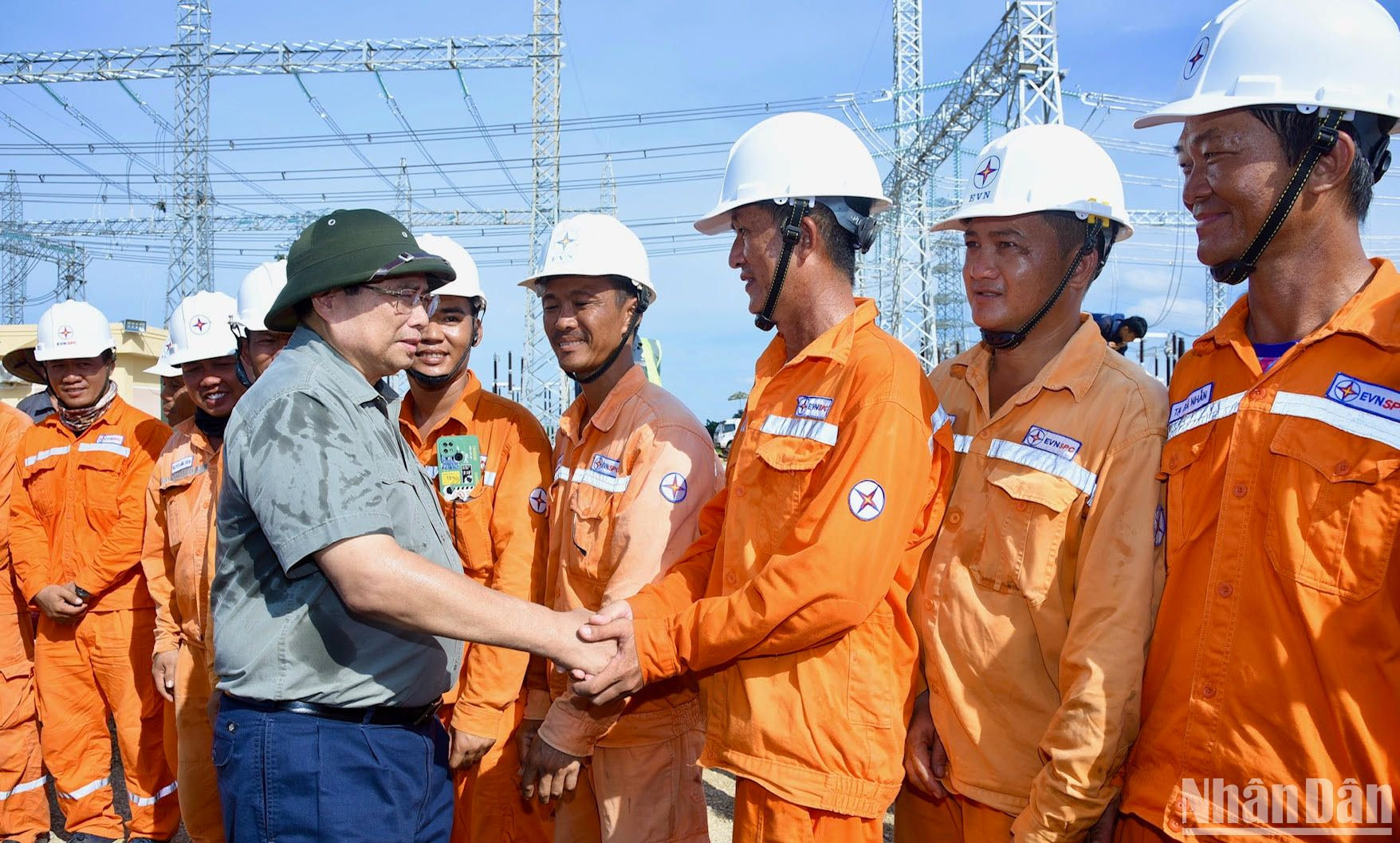 Thủ tướng Chính phủ Phạm Minh Chính thăm và động viên lực lượng thi công dự án đường dây 500kV mạch 3. (Ảnh: TRẦN HẢI) Thủ tướng Chính phủ Phạm Minh Chính thăm và động viên lực lượng thi công dự án đường dây 500kV mạch 3. (Ảnh: TRẦN HẢI)