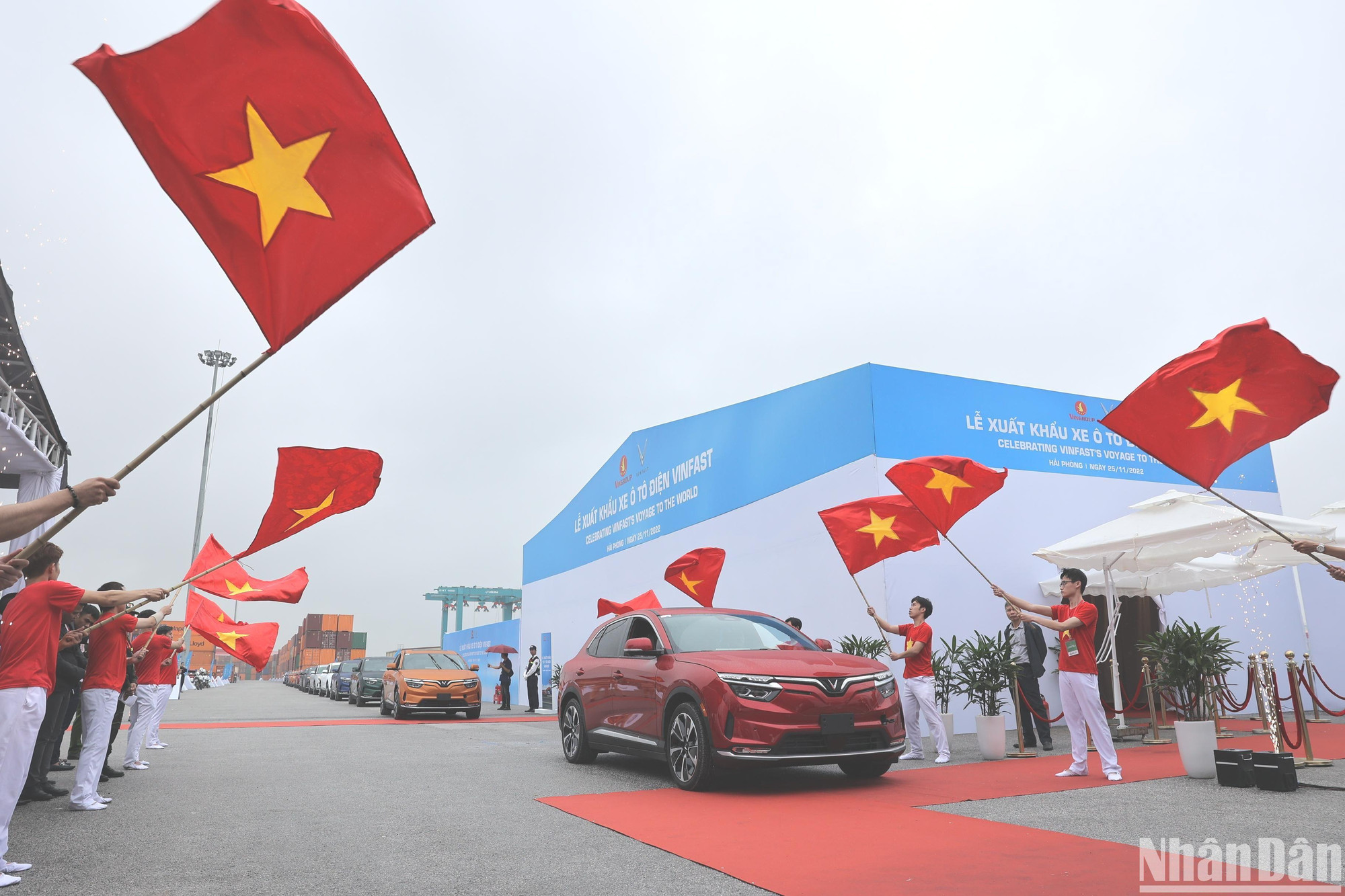 Lô xe VinFast VF 8 đầu tiên xuất cảng có số lượng 999 chiếc dành cho thị trường Mỹ và được chuyên chở bằng tàu thuê riêng Silver Queen của Panama.