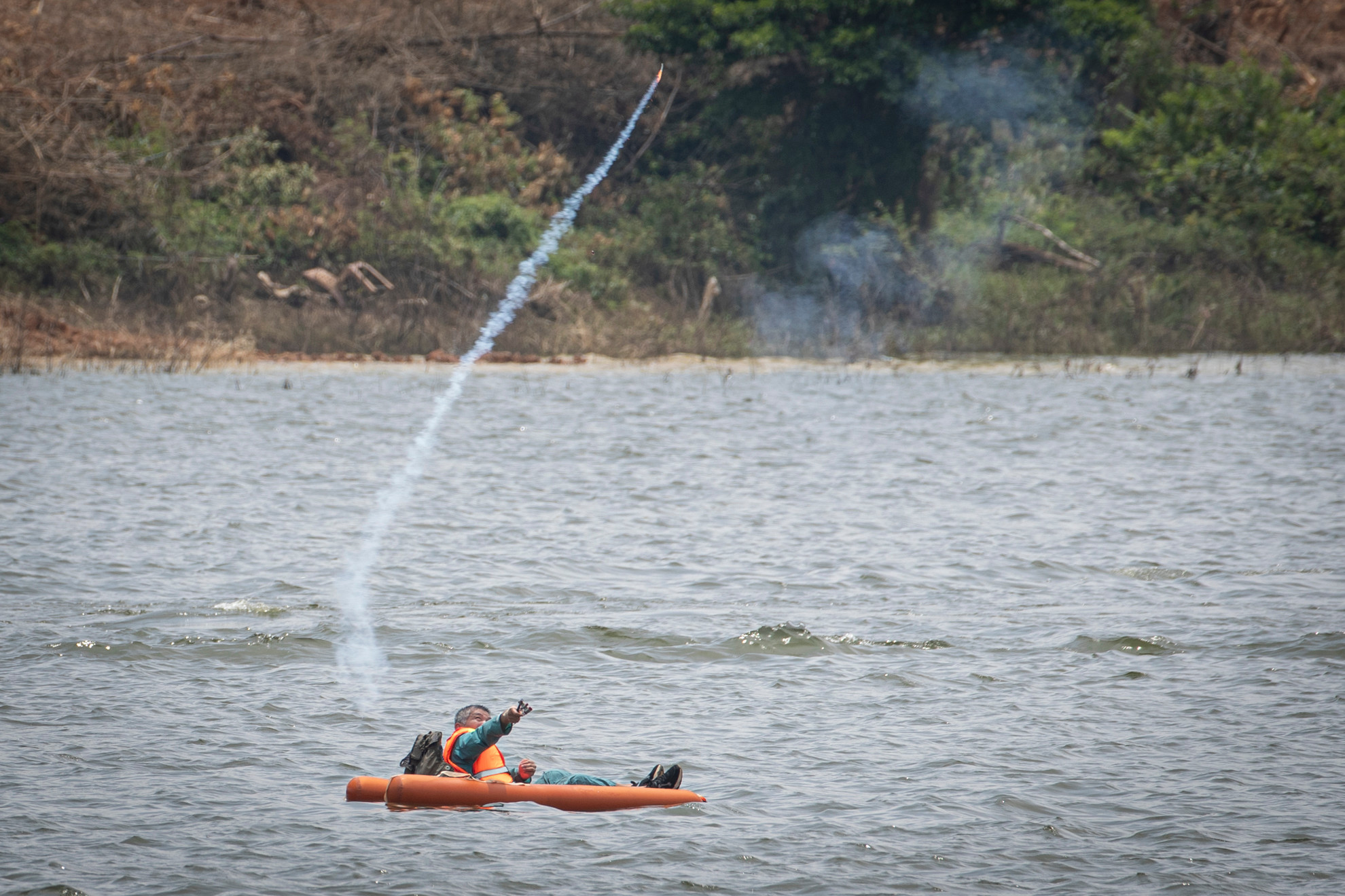 Trong đó, một số chiến sĩ sẽ đóng vai phi công được mang mặc đầy đủ trang bị bay, cứu sinh rồi nhảy dù từ máy bay thoát hiểm tiếp nước. Sau đó, tổ bay và đội tìm kiếm cứu nạn sẽ thực hành bay cẩu vớt phi công bị nạn.