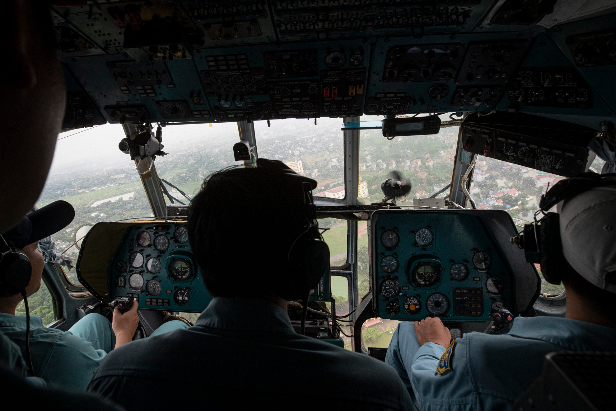 Tuy thời tiết ở khu vực sân bay Hòa Lạc những ngày gần đây liên tiếp mưa lớn nhưng các tổ bay vẫn tích cực tập luyện để đạt kết quả tốt nhất tại hội thao.