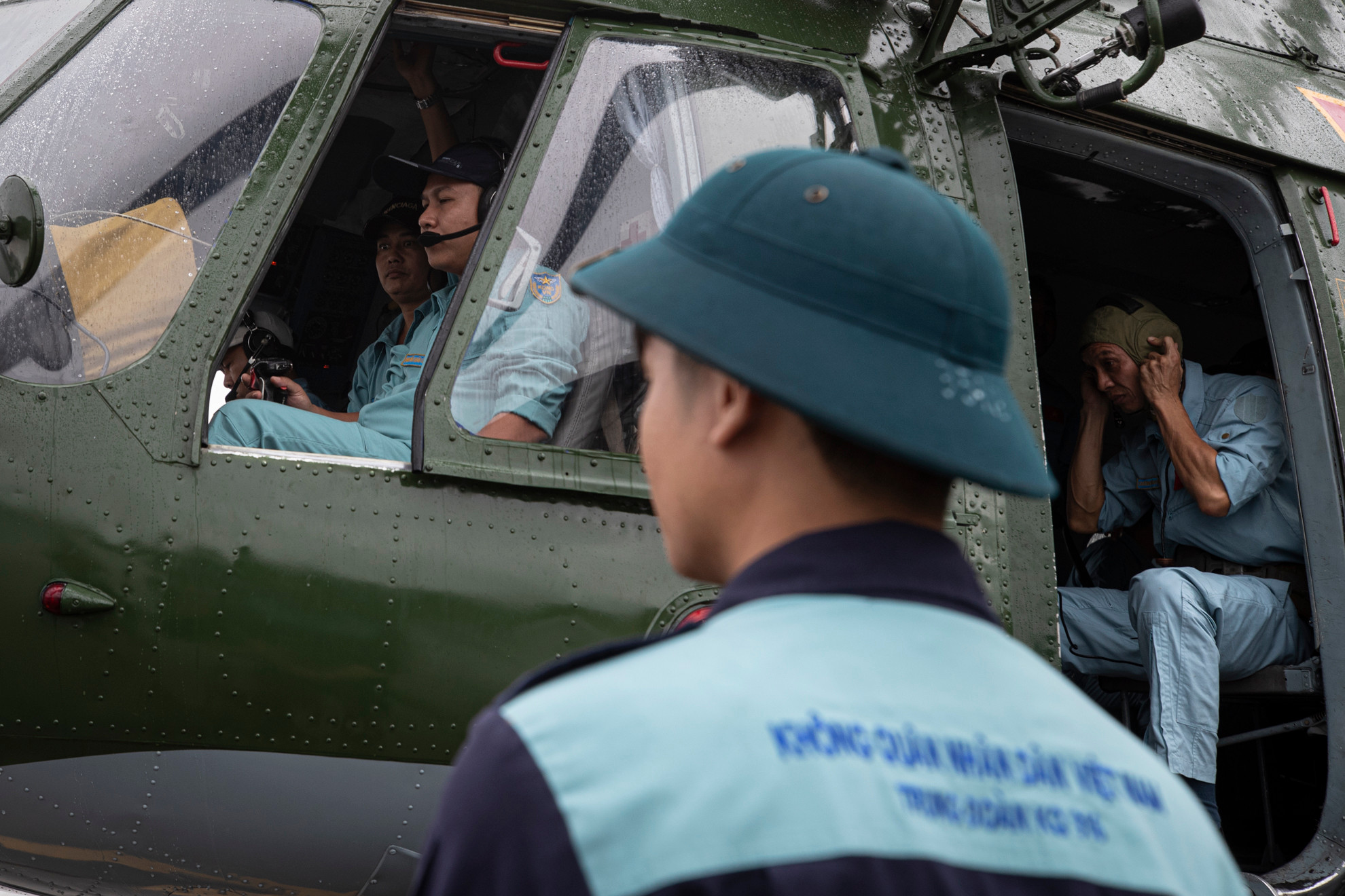 Kỹ thuật viên hỗ trợ trực thăng chuẩn bị cất cánh tại sân bay Hòa Lạc.