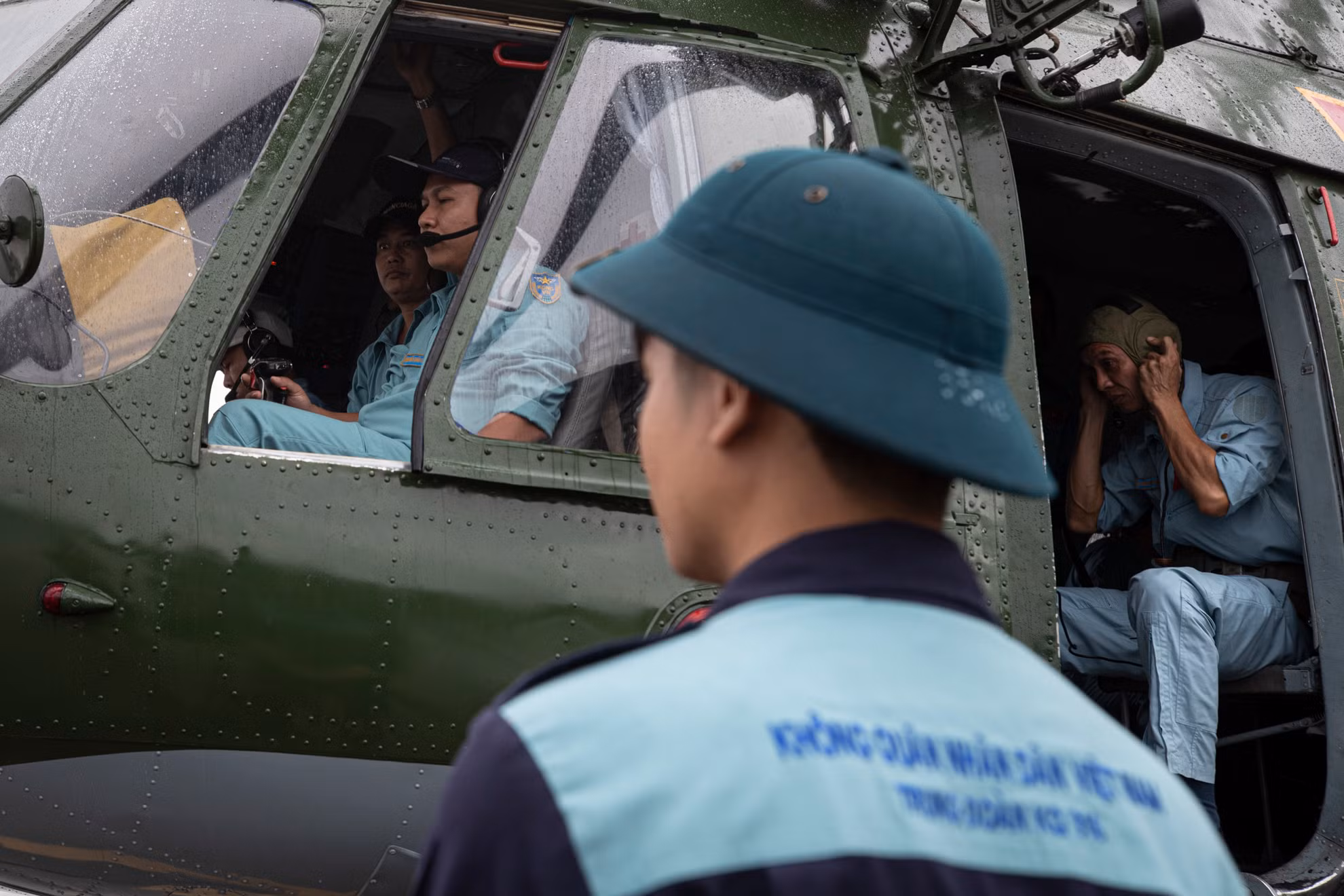 Kỹ thuật viên hỗ trợ trực thăng chuẩn bị cất cánh tại sân bay Hòa Lạc.