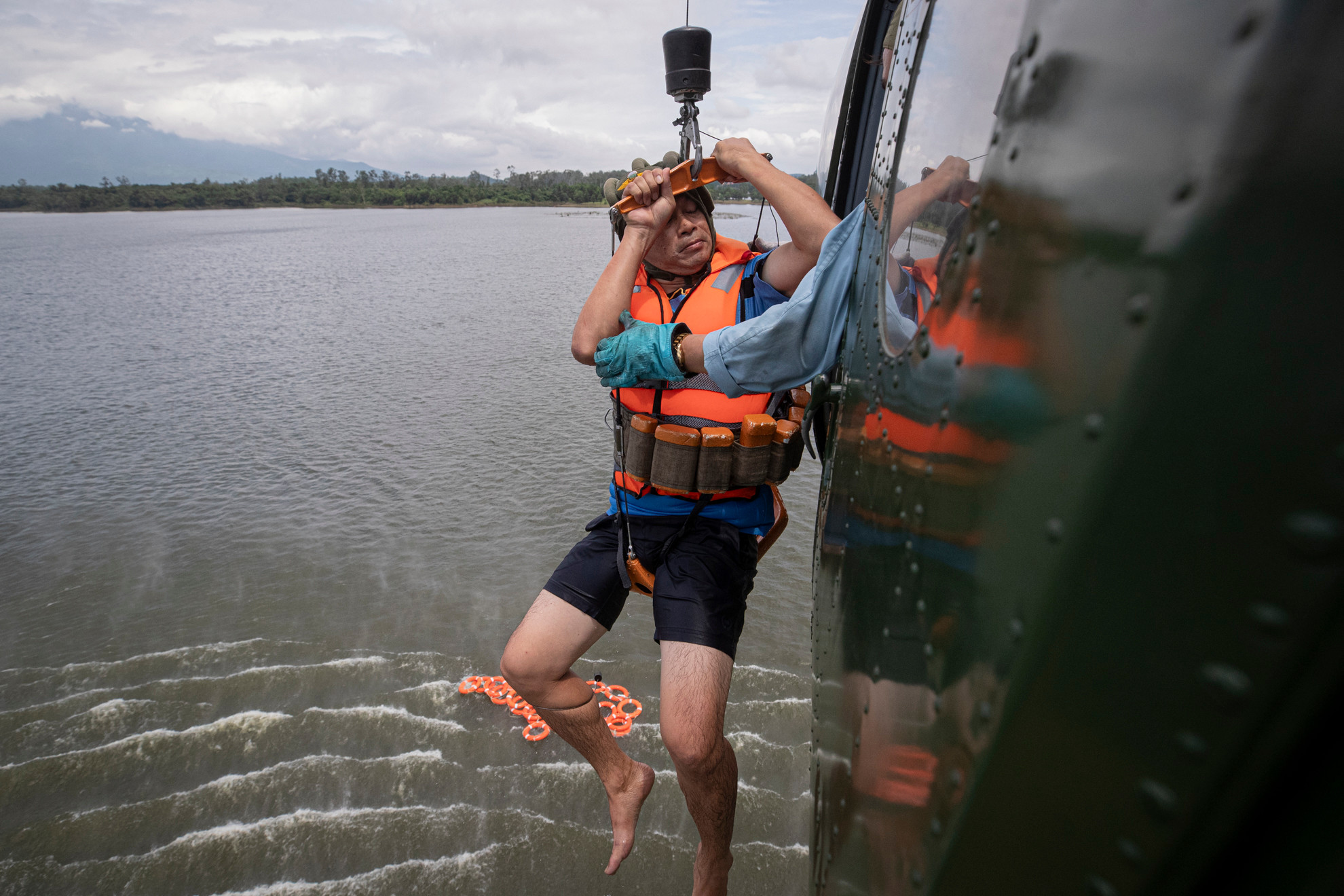 Với vai trò là cơ giới trên không, ngoài nhiệm vụ phụ trách bảo đảm kỹ thuật thì bản thân các tổ bay còn đảm nhiệm cẩu, vớt người bị nạn.