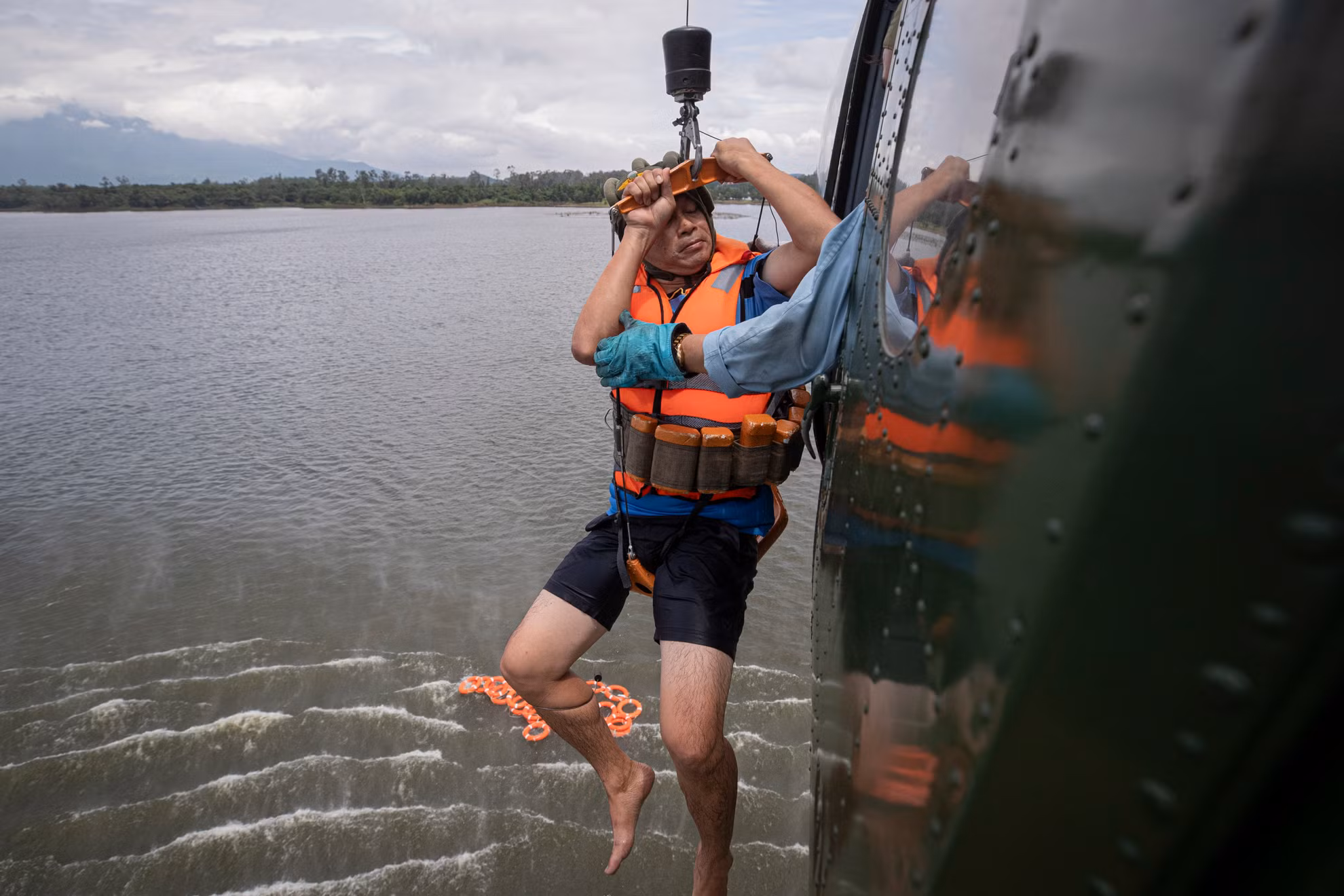 Với vai trò là cơ giới trên không, ngoài nhiệm vụ phụ trách bảo đảm kỹ thuật thì bản thân các tổ bay còn đảm nhiệm cẩu, vớt người bị nạn.