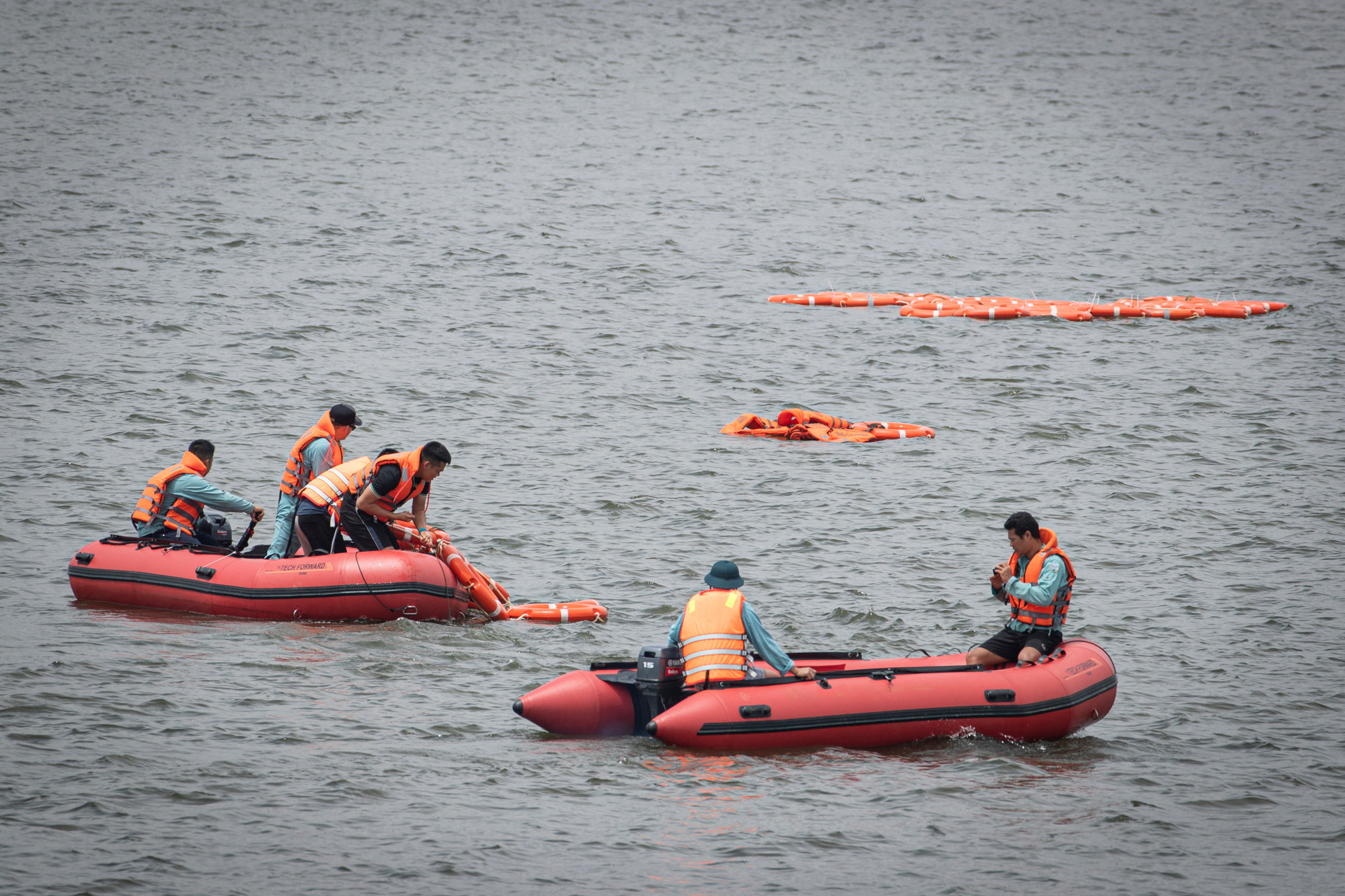 Hội thao Tìm kiếm cứu hộ-cứu nạn đường không năm 2024 gồm có hai phần thi: Phần thi lý thuyết và thực hành cứu hộ, cứu nạn đường không. Trong ảnh, các cán bộ chiến sĩ đang thả phao địa điểm giả định cho phần thi thực hành.
