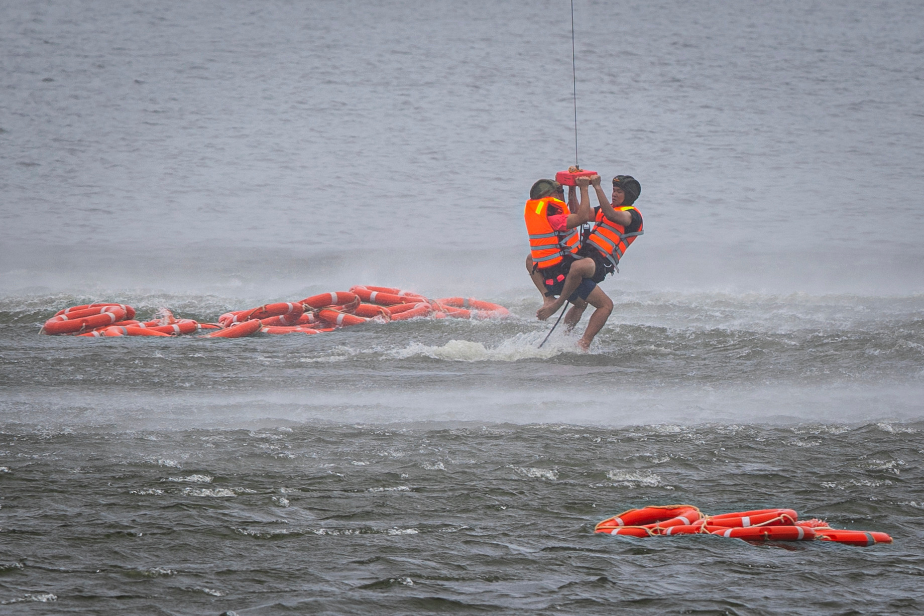 Mỗi tổ, đội thực hiện nội dung bay cẩu 300kg và cẩu 150kg trên máy bay Mi-171.