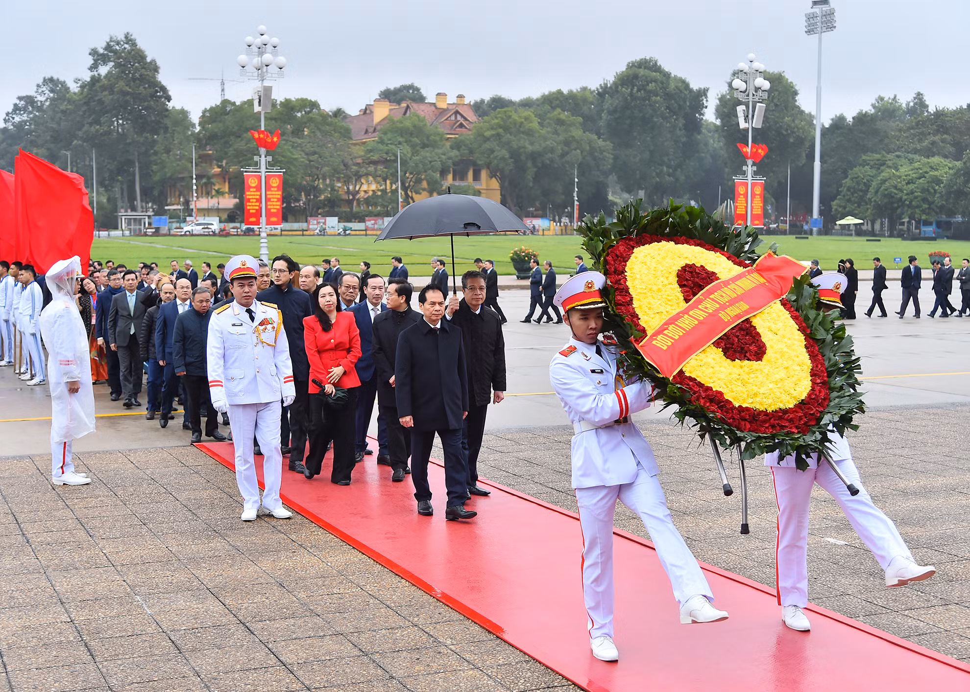 Vòng hoa của Đoàn mang dòng chữ "Đời đời nhớ ơn Chủ tịch Hồ Chí Minh vĩ đại".