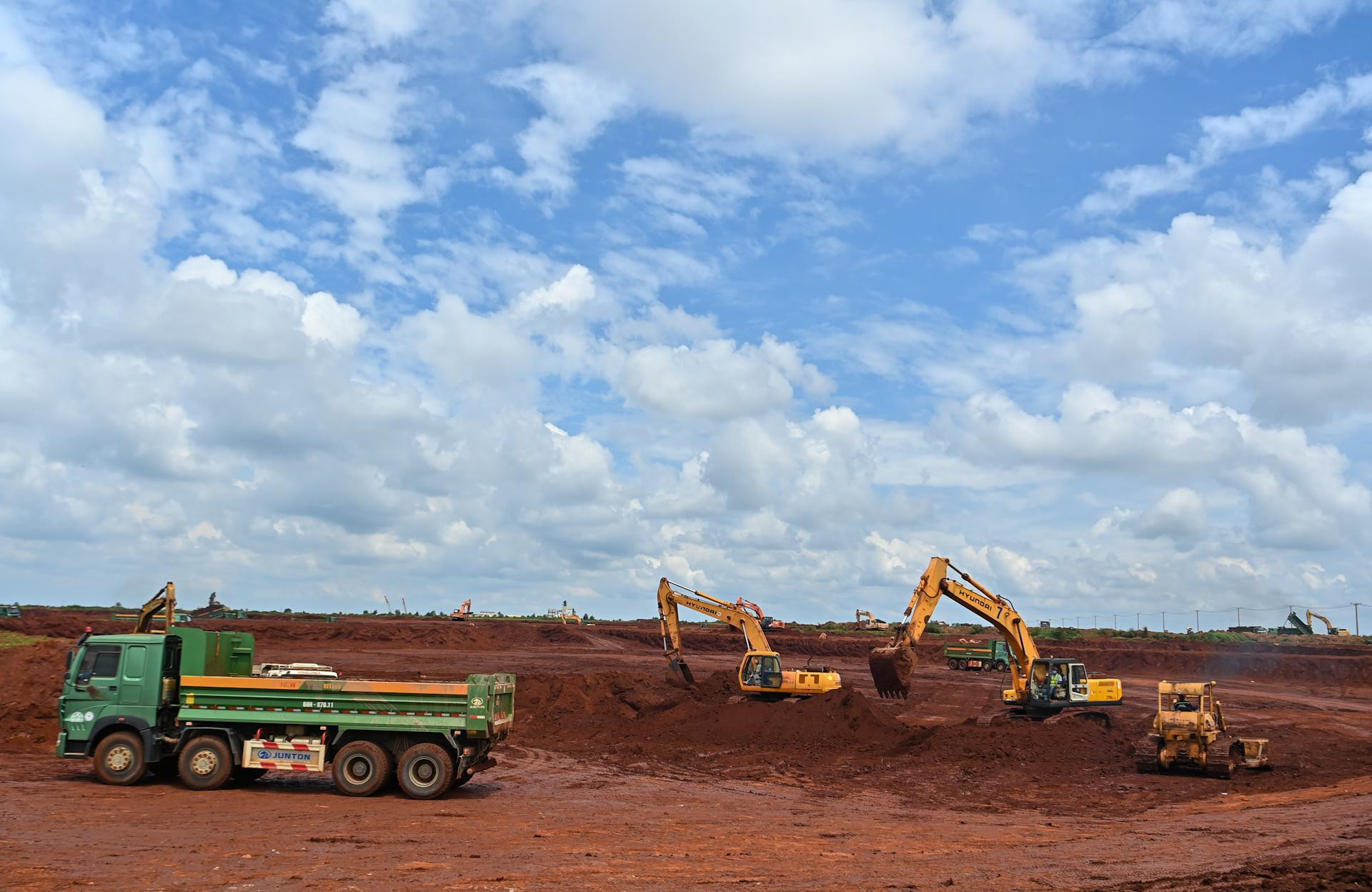 Các phương tiện máy móc công trường thi công nhà ga hành khách sân bay Long Thành.