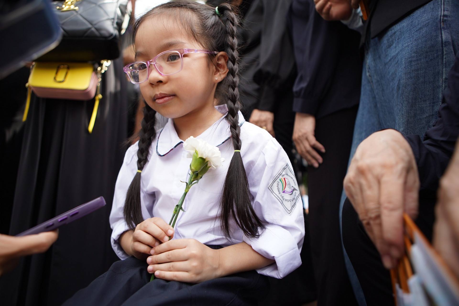 [Ảnh] Đông đảo người dân xếp hàng chờ vào viếng Tổng Bí thư Nguyễn Phú Trọng ảnh 3