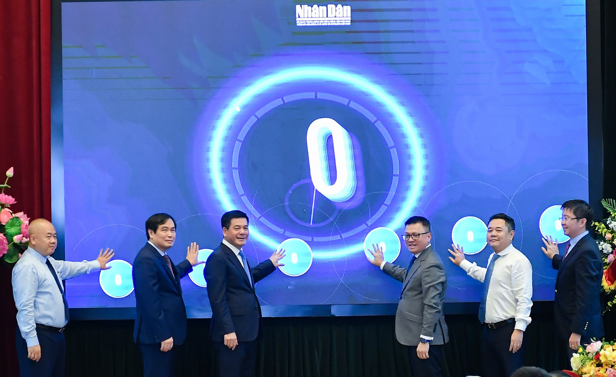 Tổng Biên tập Báo Nhân Dân Lê Quốc Minh, Bộ trưởng Công thương Nguyễn Hồng Diên cùng các đại biểu nhấn nút khai trương chuyên trang Thương hiệu quốc gia trên Báo Nhân Dân. Tổng Biên tập Báo Nhân Dân Lê Quốc Minh, Bộ trưởng Công thương Nguyễn Hồng Diên cùng các đại biểu nhấn nút khai trương chuyên trang Thương hiệu quốc gia trên Báo Nhân Dân.