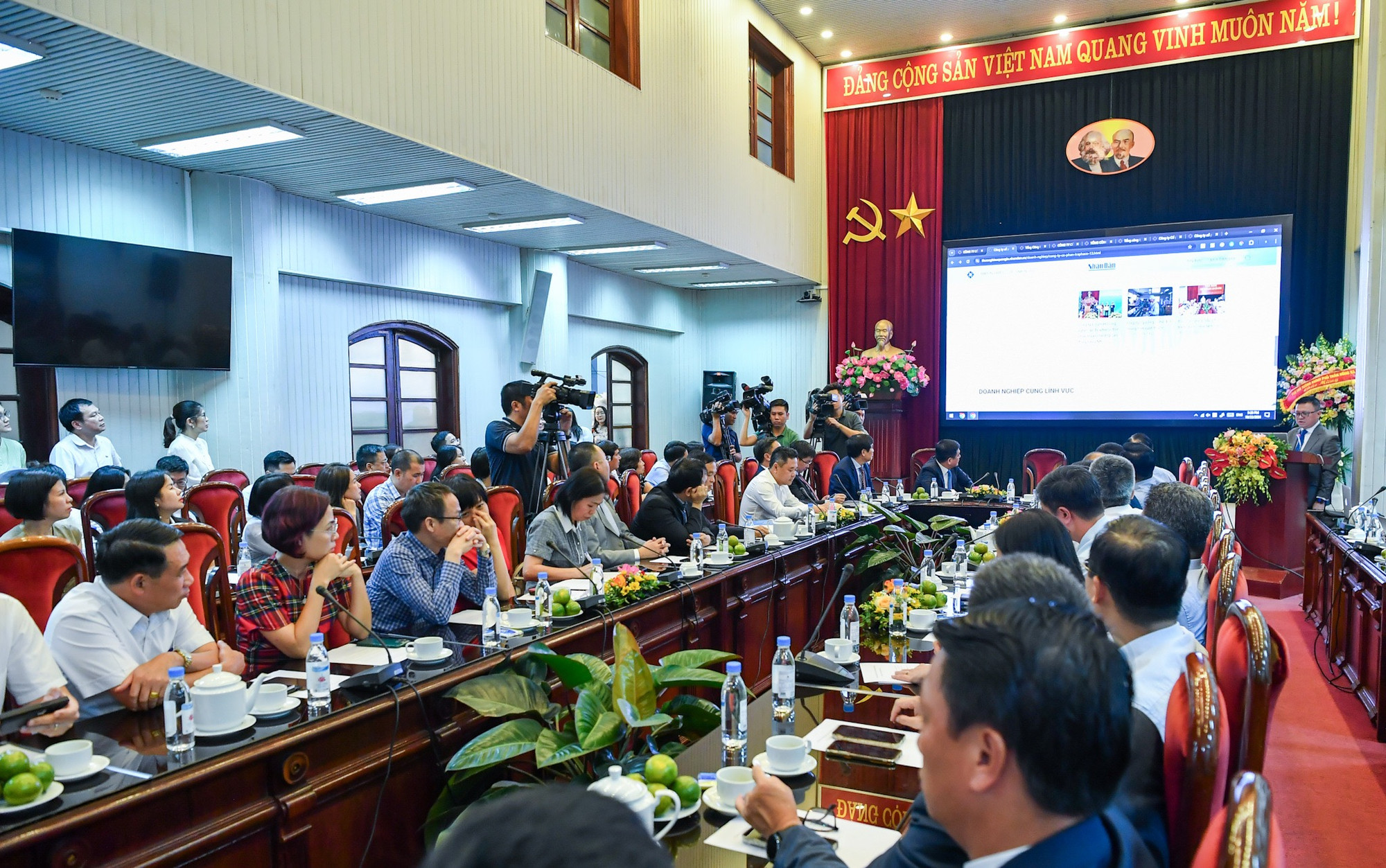 Đồng chí Lê Quốc Minh giới thiệu về chuyên trang Thương hiệu quốc gia trên Báo Nhân Dân. Đồng chí Lê Quốc Minh giới thiệu về chuyên trang Thương hiệu quốc gia trên Báo Nhân Dân.