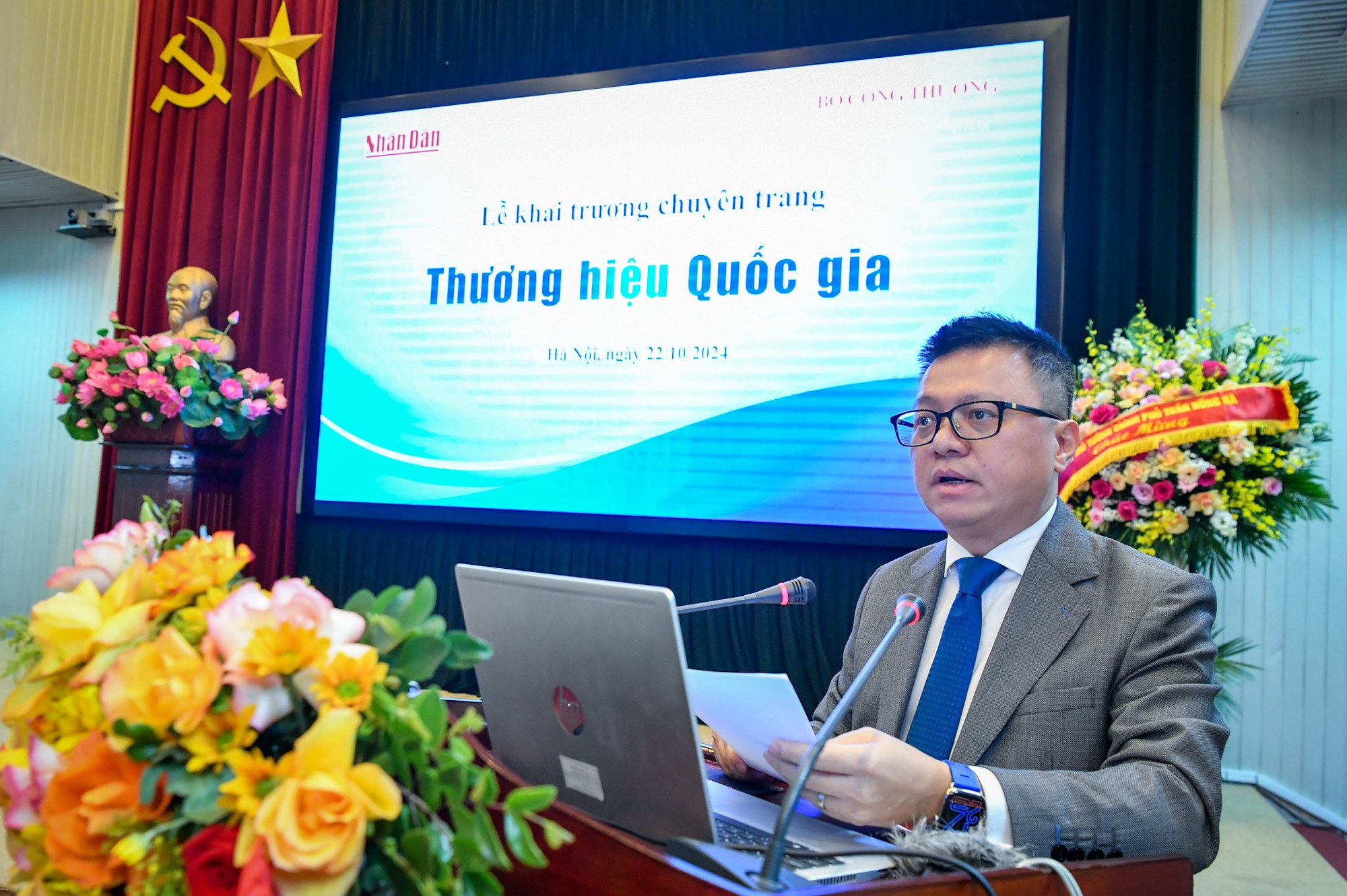 Đồng chí Lê Quốc Minh, Tổng Biên tập Báo Nhân Dân, Phó Trưởng ban Tuyên giáo Trung ương, Chủ tịch Hội Nhà báo Việt Nam phát biểu tại buổi lễ. Đồng chí Lê Quốc Minh, Tổng Biên tập Báo Nhân Dân, Phó Trưởng ban Tuyên giáo Trung ương, Chủ tịch Hội Nhà báo Việt Nam phát biểu tại buổi lễ.