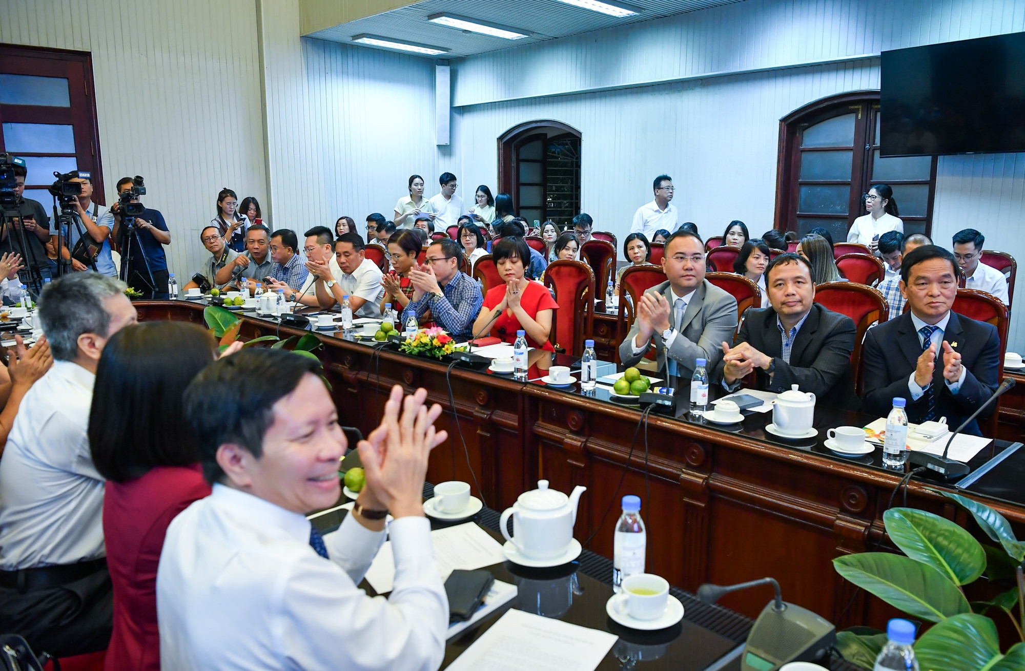 Đại diện các bộ, ban, ngành, cơ quan thông tấn báo chí, các hiệp hội, doanh nghiệp tại buổi lễ. Đại diện các bộ, ban, ngành, cơ quan thông tấn báo chí, các hiệp hội, doanh nghiệp tại buổi lễ.