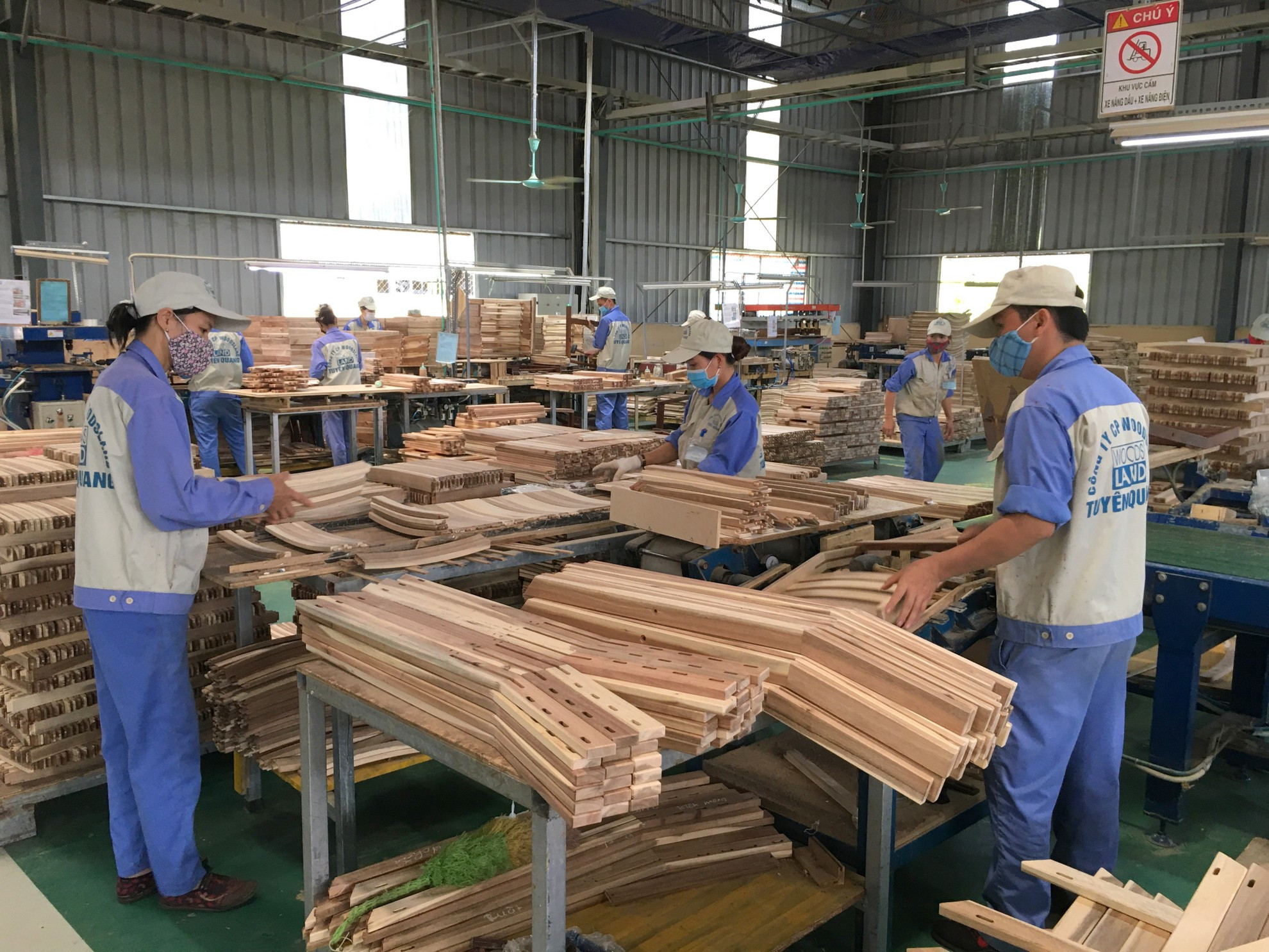Việt Nam khẳng định vị thế là một trong những mắt xích quan trọng trong chuỗi giá trị toàn cầu. Trong ảnh, sản xuất đồ gỗ xuất khẩu ở công ty Woodsland Tuyên Quang. (Ảnh: HẢI CHUNG)