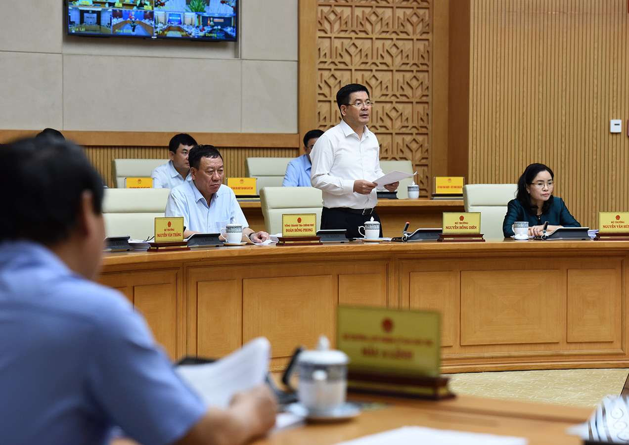 Bộ trưởng Công thương Nguyễn Hồng Diên phát biểu ý kiến.