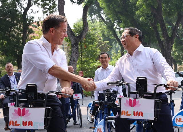 Huy chương Bạc: Tác phẩm "Thủ tướng Phạm Minh Chính và Thủ tướng Hà Lan Mark Rutte cùng đạp xe dạo phố Hà Nội" - tác giả Dương Văn Giang. Huy chương Bạc: Tác phẩm "Thủ tướng Phạm Minh Chính và Thủ tướng Hà Lan Mark Rutte cùng đạp xe dạo phố Hà Nội" - tác giả Dương Văn Giang.