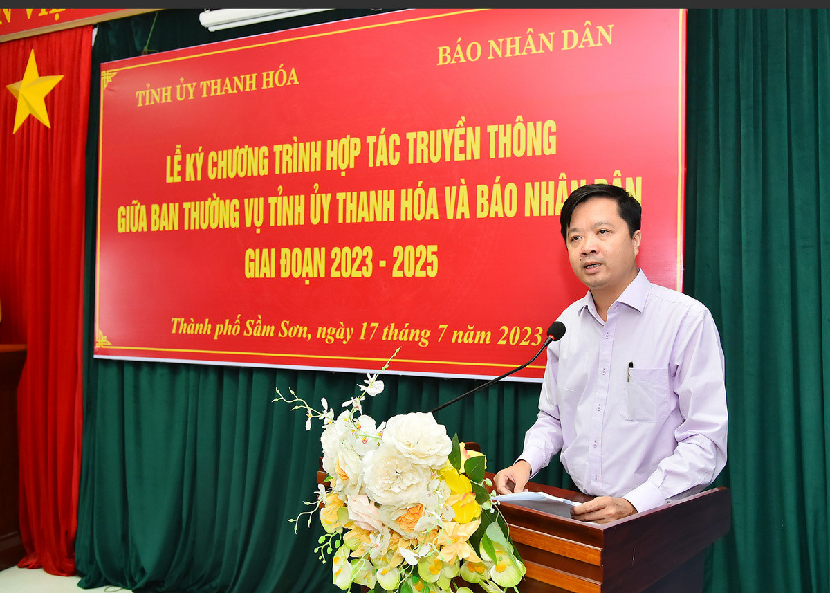 Đồng chí Tạ Quang Dũng, Trưởng Ban Quản lý phóng viên thường trú Báo Nhân Dân trình bày dự thảo chương trình hợp tác truyền thông giữa Báo Nhân Dân và Ban Thường vụ Tỉnh ủy Thanh Hóa giai đoạn 2023-2025. Đồng chí Tạ Quang Dũng, Trưởng Ban Quản lý phóng viên thường trú Báo Nhân Dân trình bày dự thảo chương trình hợp tác truyền thông giữa Báo Nhân Dân và Ban Thường vụ Tỉnh ủy Thanh Hóa giai đoạn 2023-2025.