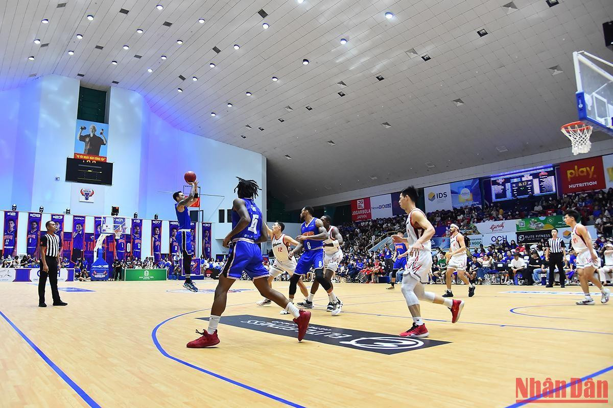 Tuy nhiên, với sự dẫn dắt của các ngôi sao Tâm Đinh, Shane Henry, Jeffery Stubbs, đội chủ nhà kiên trì bám đuổi để tỷ số không bị bỏ cách quá xa.