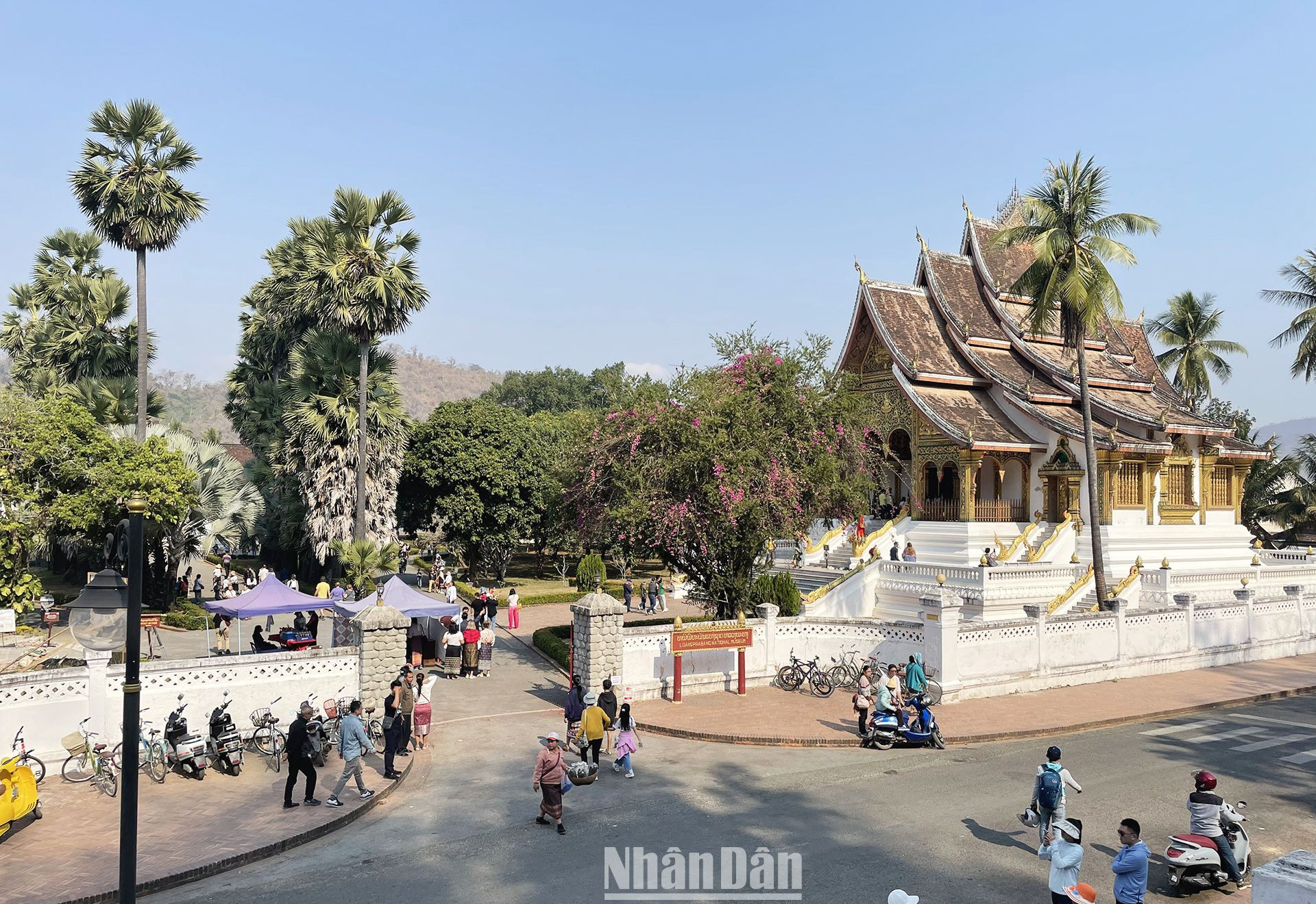 Sau khi chiêm ngưỡng toàn cảnh Luang Prabang từ trên cao, du khách có thể tham quan Bảo tàng Hoàng cung Luang Prabang có cổng vào nằm đối diện chân núi Phousi. (Ảnh: HẢI TIẾN)