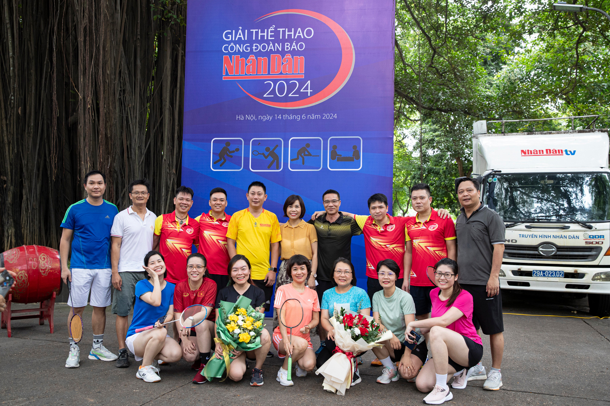 Chủ tịch Công đoàn Báo Nhân Dân Trần Thị Kiều Thanh Bình với đại diện các vận động viên tham gia các môn thể thao tại lễ khai mạc Giải thể thao Công đoàn Báo Nhân Dân năm 2024. Chủ tịch Công đoàn Báo Nhân Dân Trần Thị Kiều Thanh Bình với đại diện các vận động viên tham gia các môn thể thao tại lễ khai mạc Giải thể thao Công đoàn Báo Nhân Dân năm 2024.