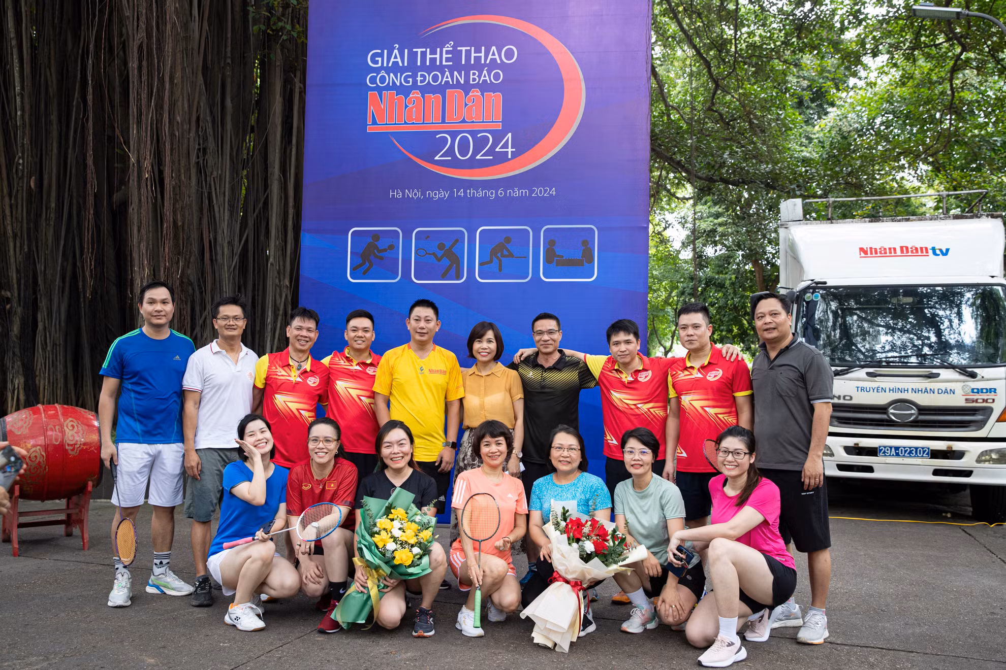 Chủ tịch Công đoàn Báo Nhân Dân Trần Thị Kiều Thanh Bình với đại diện các vận động viên tham gia các môn thể thao tại lễ khai mạc Giải thể thao Công đoàn Báo Nhân Dân năm 2024. Chủ tịch Công đoàn Báo Nhân Dân Trần Thị Kiều Thanh Bình với đại diện các vận động viên tham gia các môn thể thao tại lễ khai mạc Giải thể thao Công đoàn Báo Nhân Dân năm 2024.