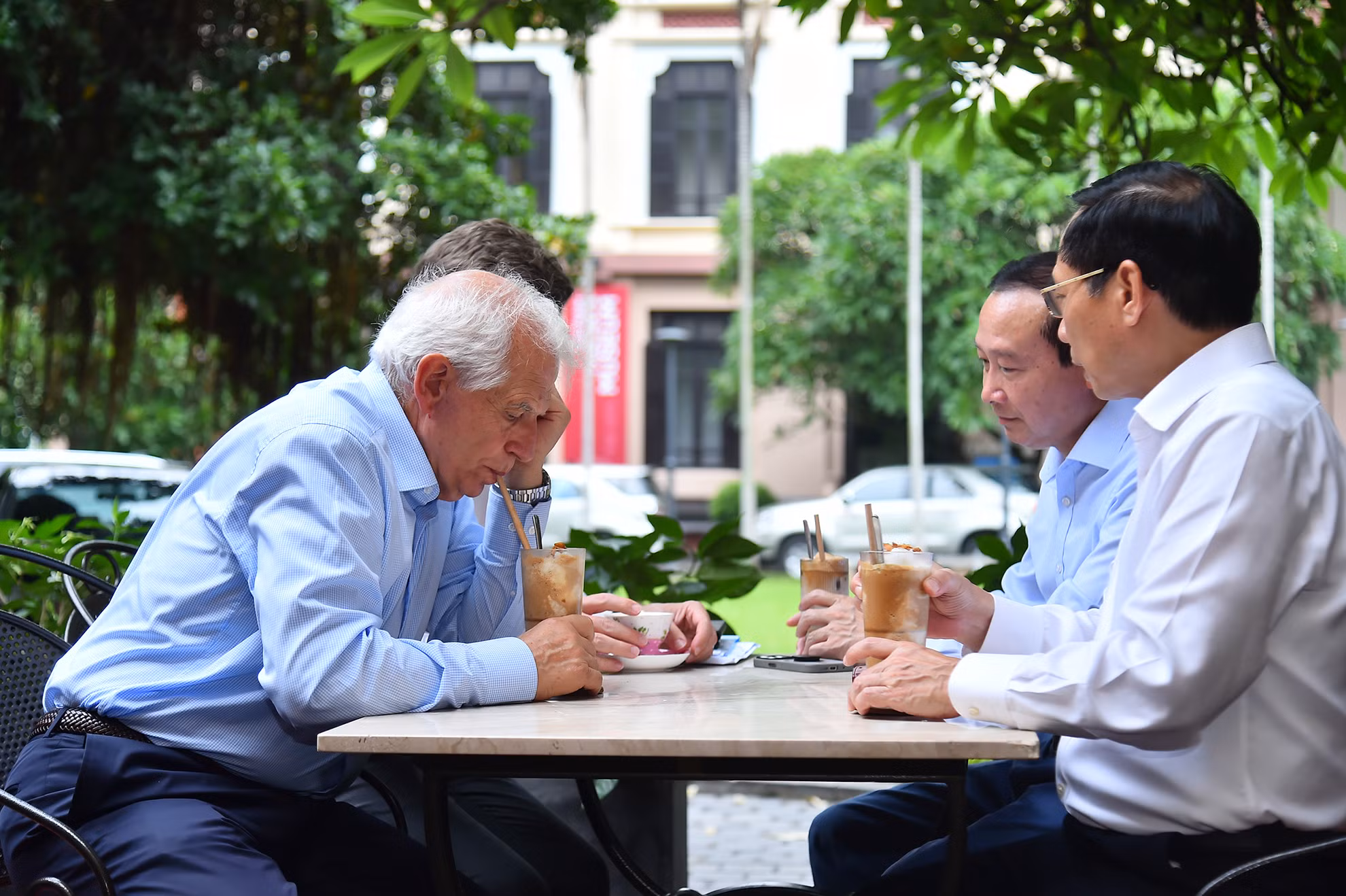 Phó Chủ tịch Ủy ban châu Âu Josep Borell Fontelles thưởng thức cà-phê Việt Nam.