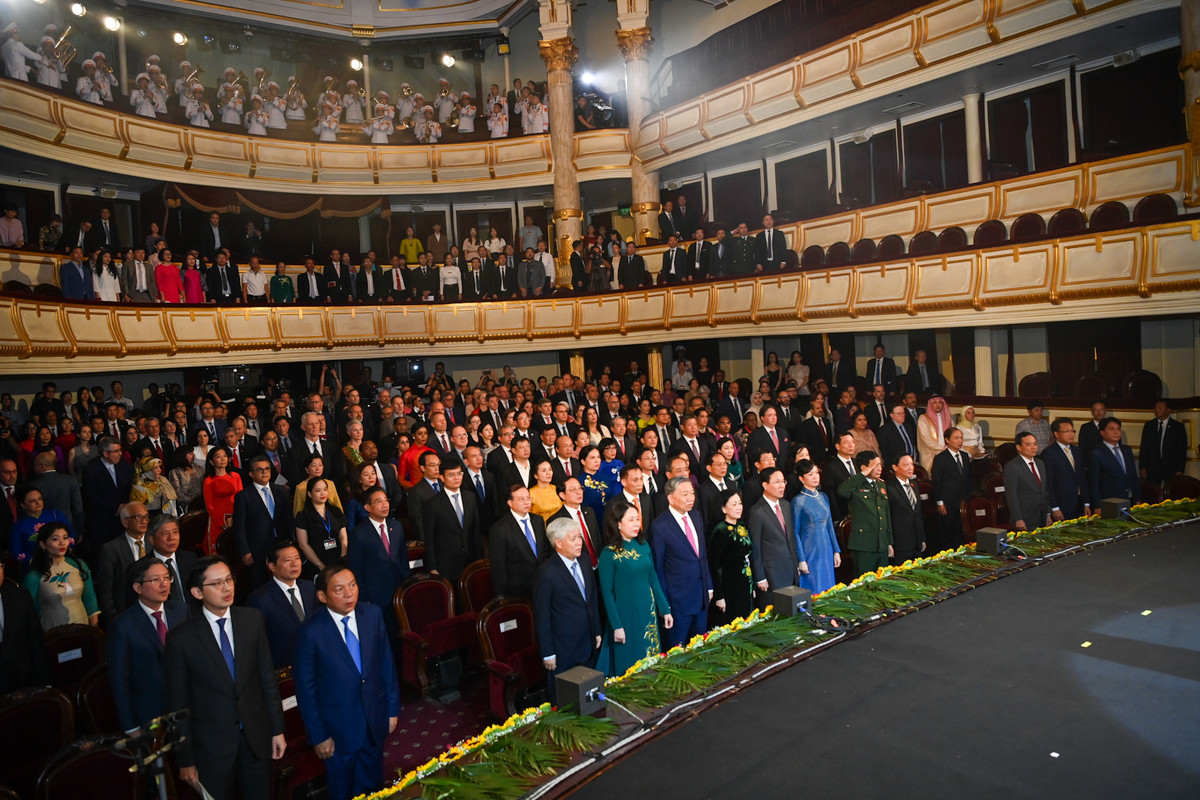 Chủ tịch nước Võ Văn Thưởng và Phu nhân cùng các đại biểu thực hiện nghi thức chào cờ tại lễ kỷ niệm.