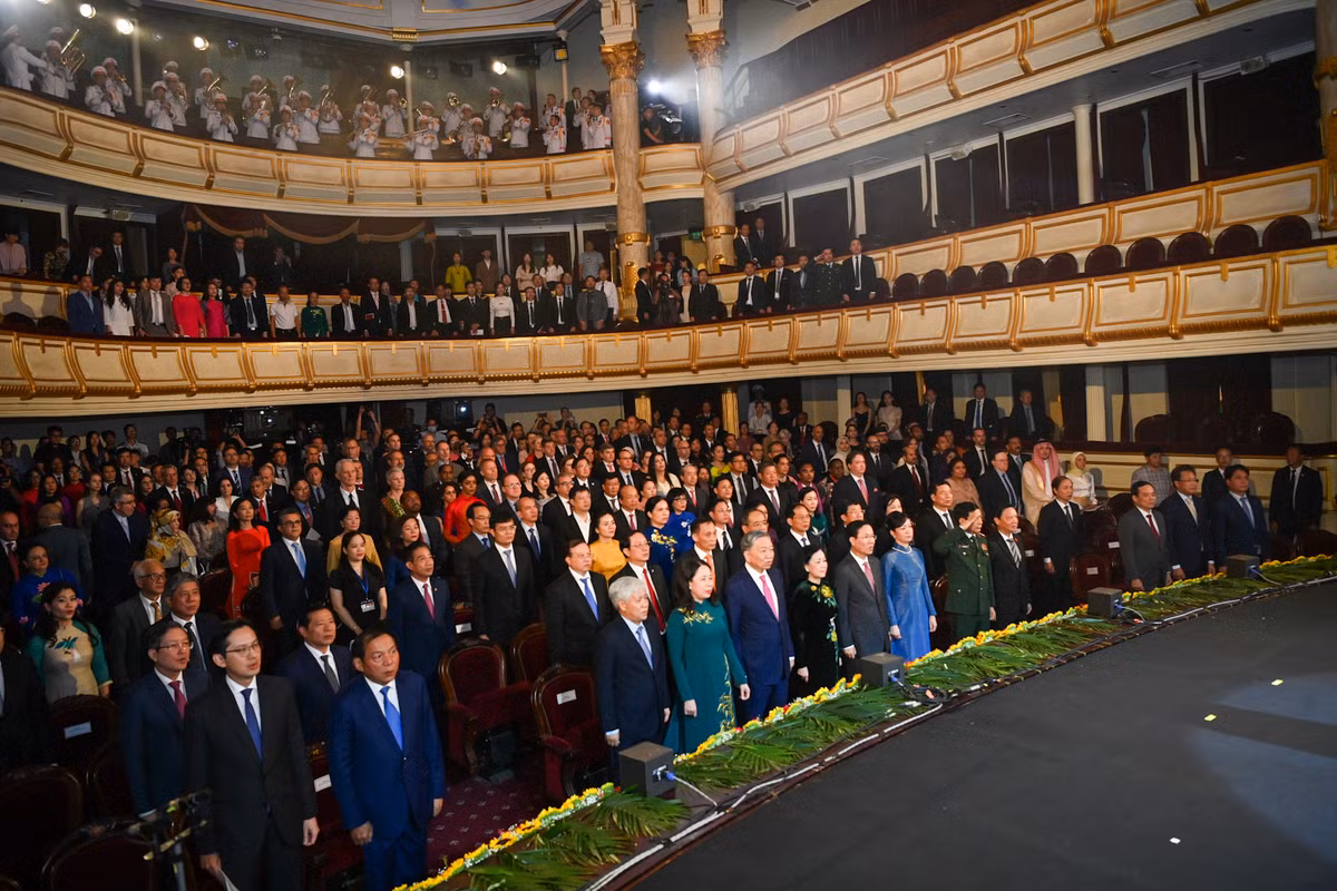 Chủ tịch nước Võ Văn Thưởng và Phu nhân cùng các đại biểu thực hiện nghi thức chào cờ tại lễ kỷ niệm.