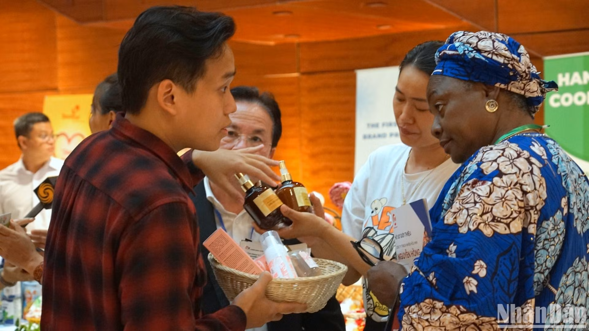 Đại diện doanh nghiệp giới thiệu các mặt hàng Việt Nam cho các đối tác thị trường Halal. (Ảnh minh họa: TRUNG HƯNG) 