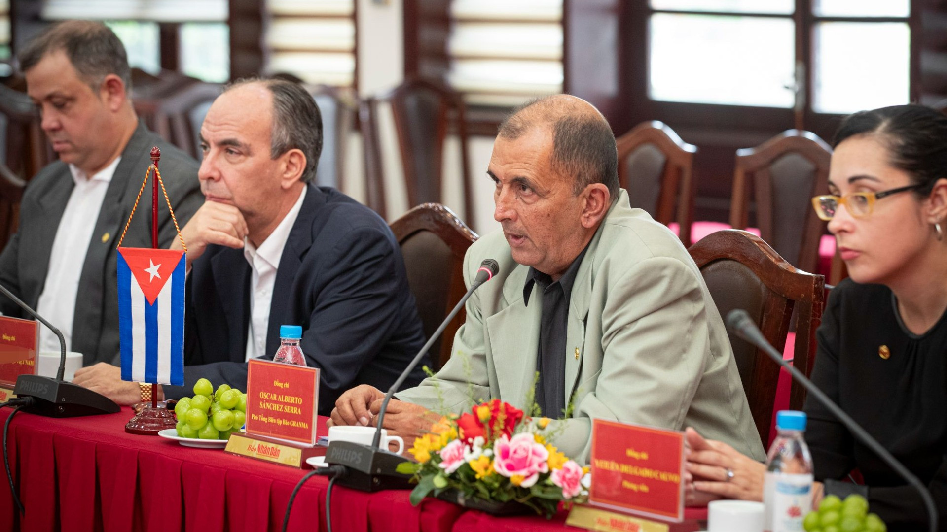 Phó Tổng Biên tập Báo Granma Oscar Alberto Sánchez Serra phát biểu tại tọa đàm. (Ảnh: SƠN TÙNG)