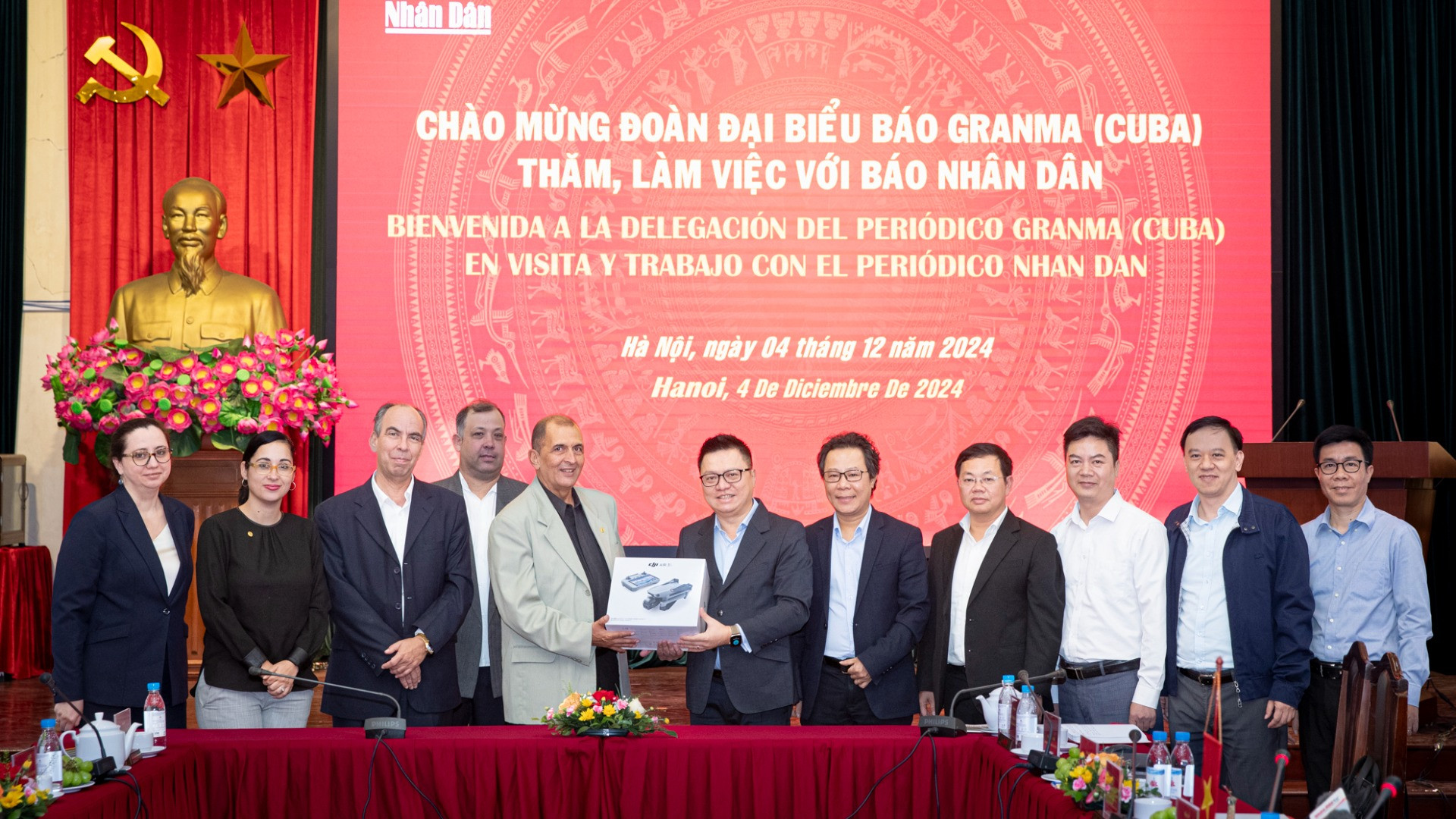 Tổng Biên tập Lê Quốc Minh tặng đại diện đoàn Báo Granma thiết bị flycam phục vụ hoạt động tác nghiệp báo chí. (Ảnh: SƠN TÙNG)