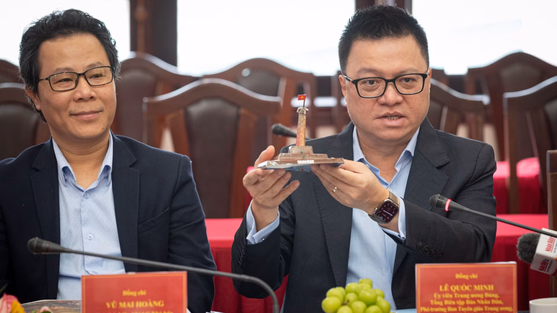 Tổng Biên tập Lê Quốc Minh giới thiệu về các sản phẩm truyền thông sáng tạo của Báo Nhân Dân. (Ảnh: SƠN TÙNG)