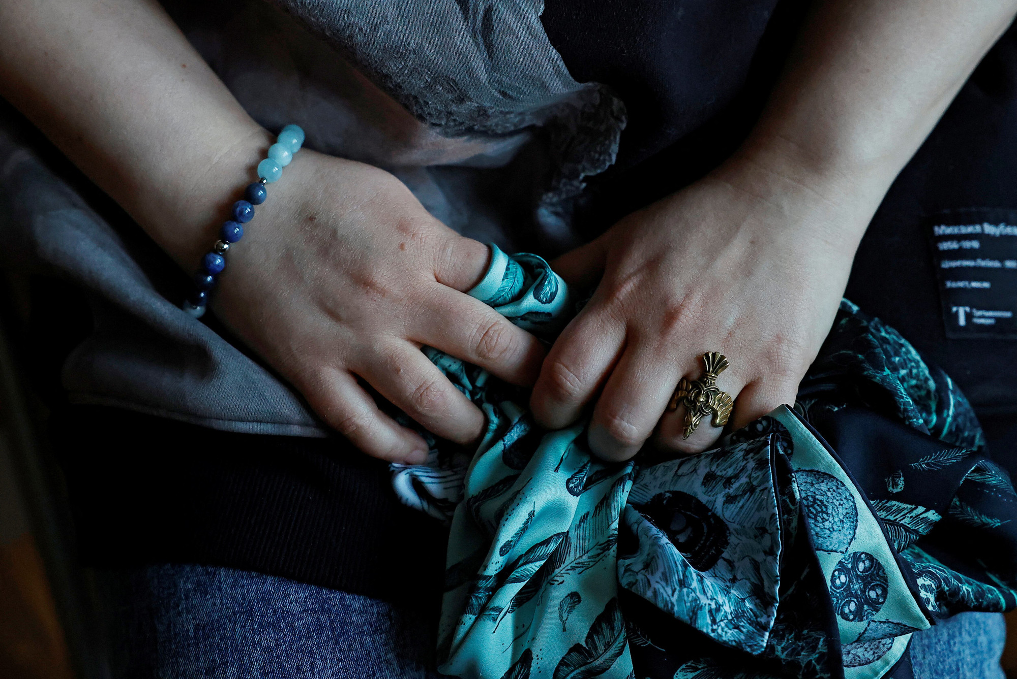 Alyona Kazinskaya nắm chặt chiếc khăn đã giúp cô chống chọi trong đám cháy ở Crocus City Hall. (Ảnh: Reuters) Alyona Kazinskaya nắm chặt chiếc khăn đã giúp cô chống chọi trong đám cháy ở Crocus City Hall. (Ảnh: Reuters)