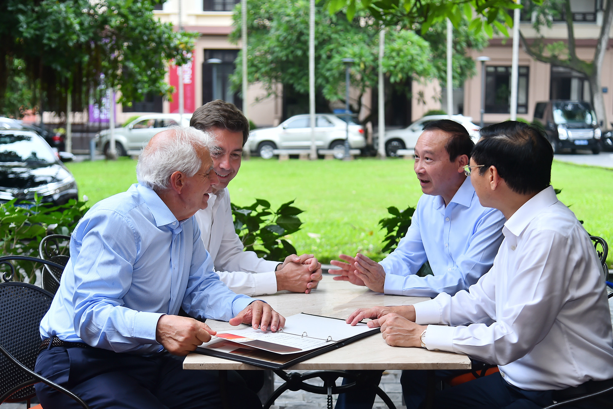 Bộ trưởng Ngoại giao Bùi Thanh Sơn cùng Phó Chủ tịch Ủy ban châu Âu Josep Borell Fontelles, Đại sứ Việt Nam tại EU Nguyễn Văn Thảo và Đại sứ EU tại Việt Nam Julien Guerrier trò chuyện trong khi gọi đồ uống. Bộ trưởng Ngoại giao Bùi Thanh Sơn cùng Phó Chủ tịch Ủy ban châu Âu Josep Borell Fontelles, Đại sứ Việt Nam tại EU Nguyễn Văn Thảo và Đại sứ EU tại Việt Nam Julien Guerrier trò chuyện trong khi gọi đồ uống.