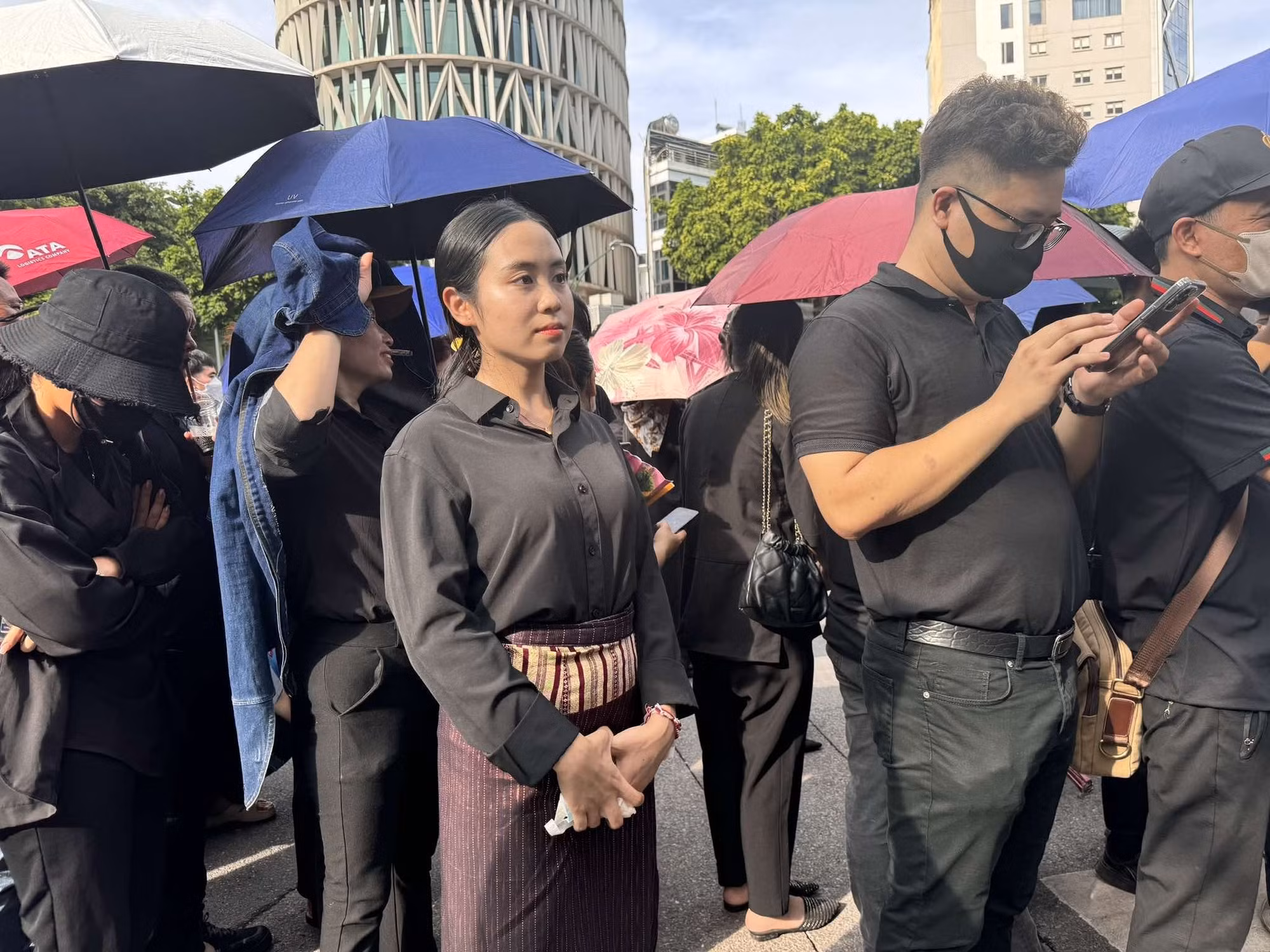 Maysaa xếp hàng cùng đông đảo người dân Việt Nam chờ đến lượt vào viếng Tổng Bí thư Nguyễn Phú Trọng.