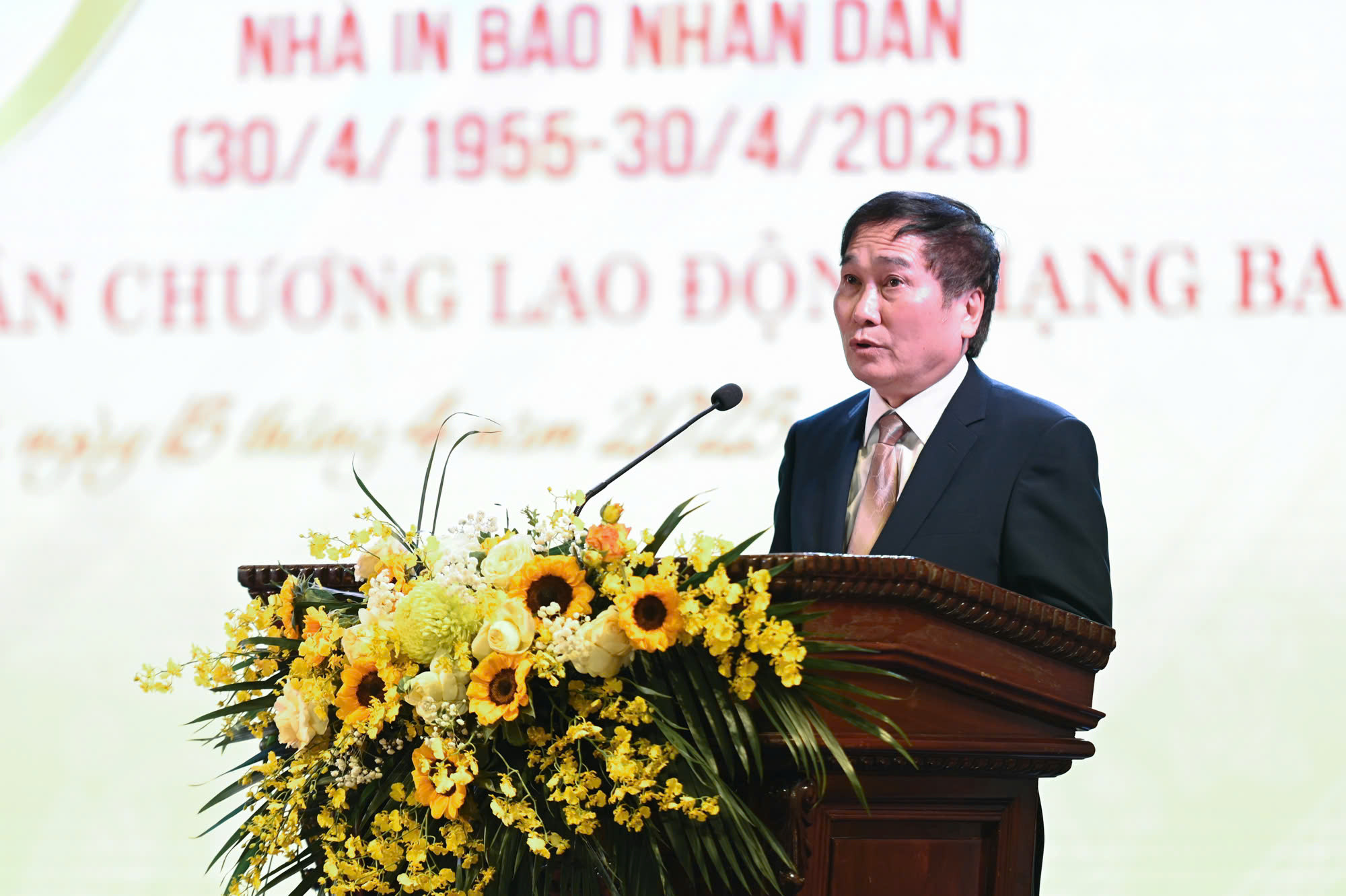 Đồng chí Hoàng Ngọc Thạch - nguyên Phó Giám đốc Công ty In Báo Nhân Dân Hà Nội, Trưởng Ban liên lạc hưu trí phát biểu.