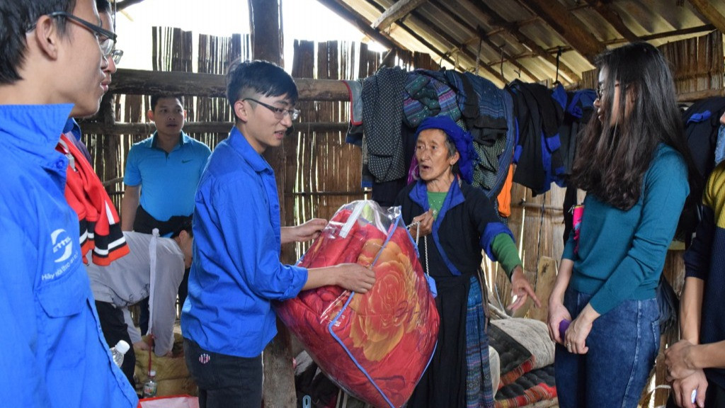 Thành viên Quỹ Thắp sáng niềm tin tham gia hoạt động từ thiện "Thắp lửa ngày đông".