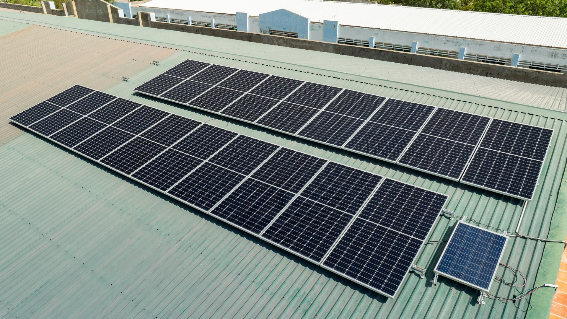 Các tấm pin năng lượng mặt trời thuộc hệ thống điện mặt trời mái nhà tại một cơ sở đào tạo ở Ninh Thuận. (Ảnh minh họa: GIZ)