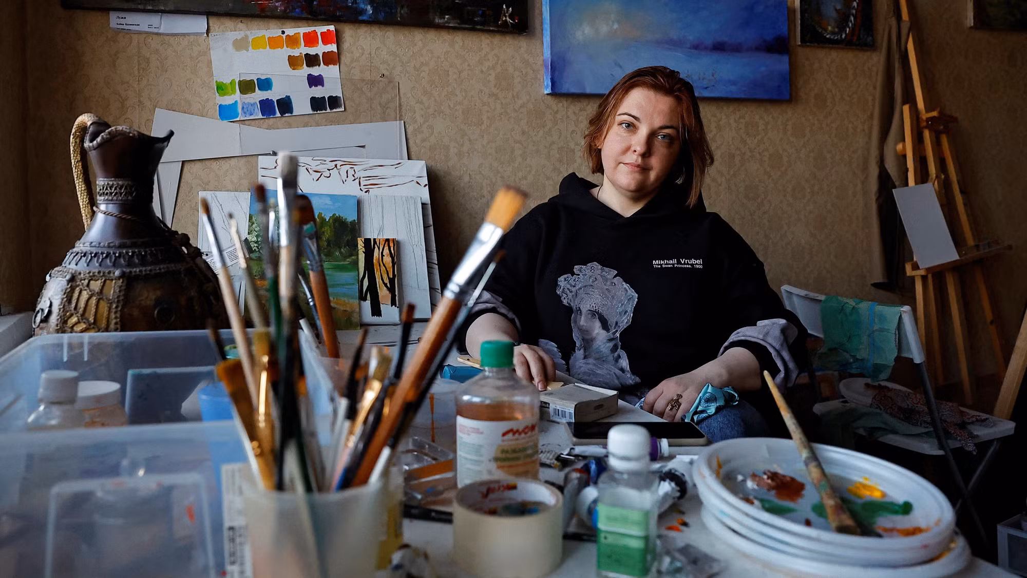 Nghệ sĩ Alyona Kazinskaya, một trong những người sống sót sau vụ tấn công khủng bố tại phòng hòa nhạc Crocus City Hall, chụp ảnh trong cuộc phỏng vấn với Reuters tại studio của cô ở Moscow, Nga, ngày 27/3/2024. (Ảnh: Reuters) 