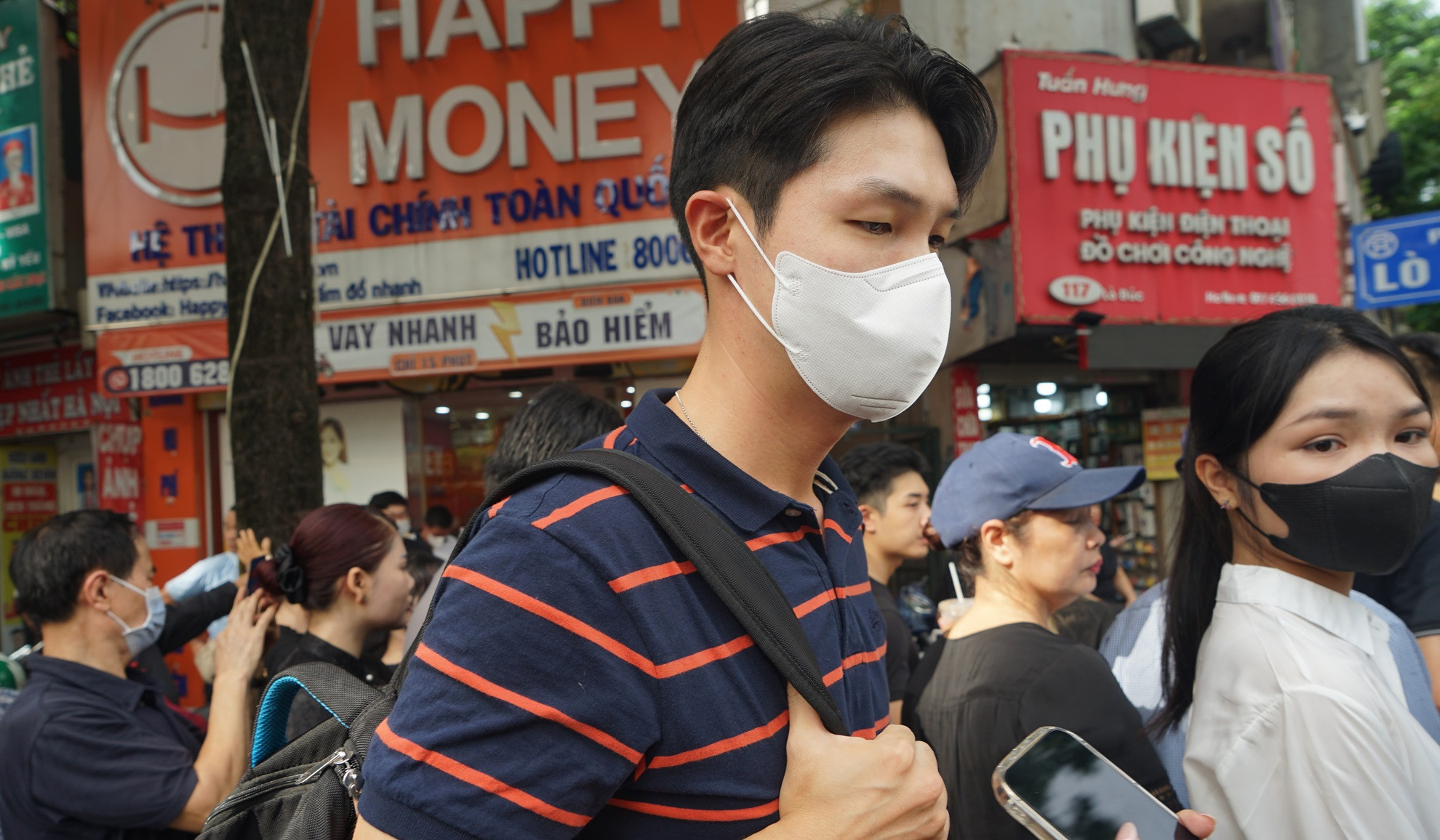 Anh Scott Lee hòa vào dòng người xếp hàng đợi vào viếng Tổng Bí thư Nguyễn Phú Trọng.