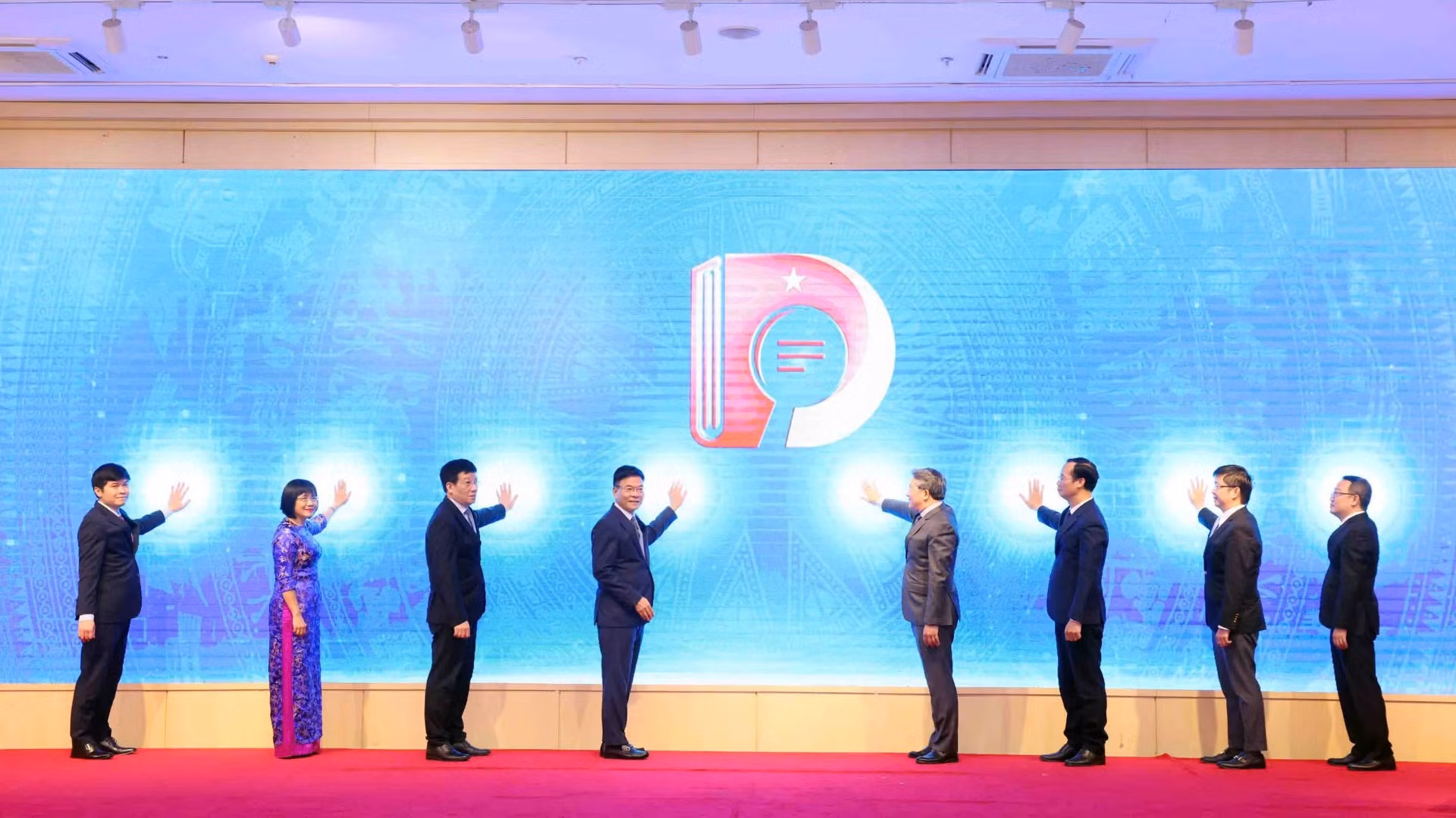 Phó Thủ tướng Chính phủ Lê Thành Long và các đại biểu nhấn nút công bố Bộ pháp điển Việt Nam.