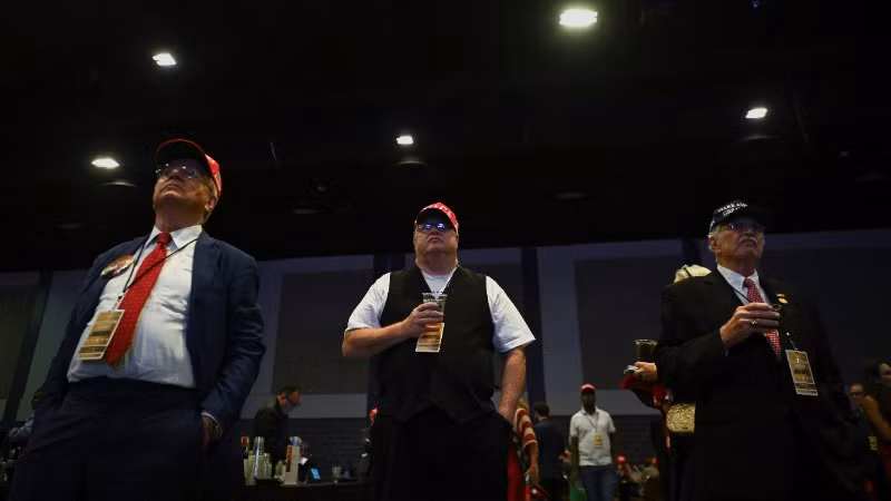 Cử tri theo dõi kết quả sơ bộ tại sự kiện ủng hộ ông Donald Trump ở Palm Beach, Florida.