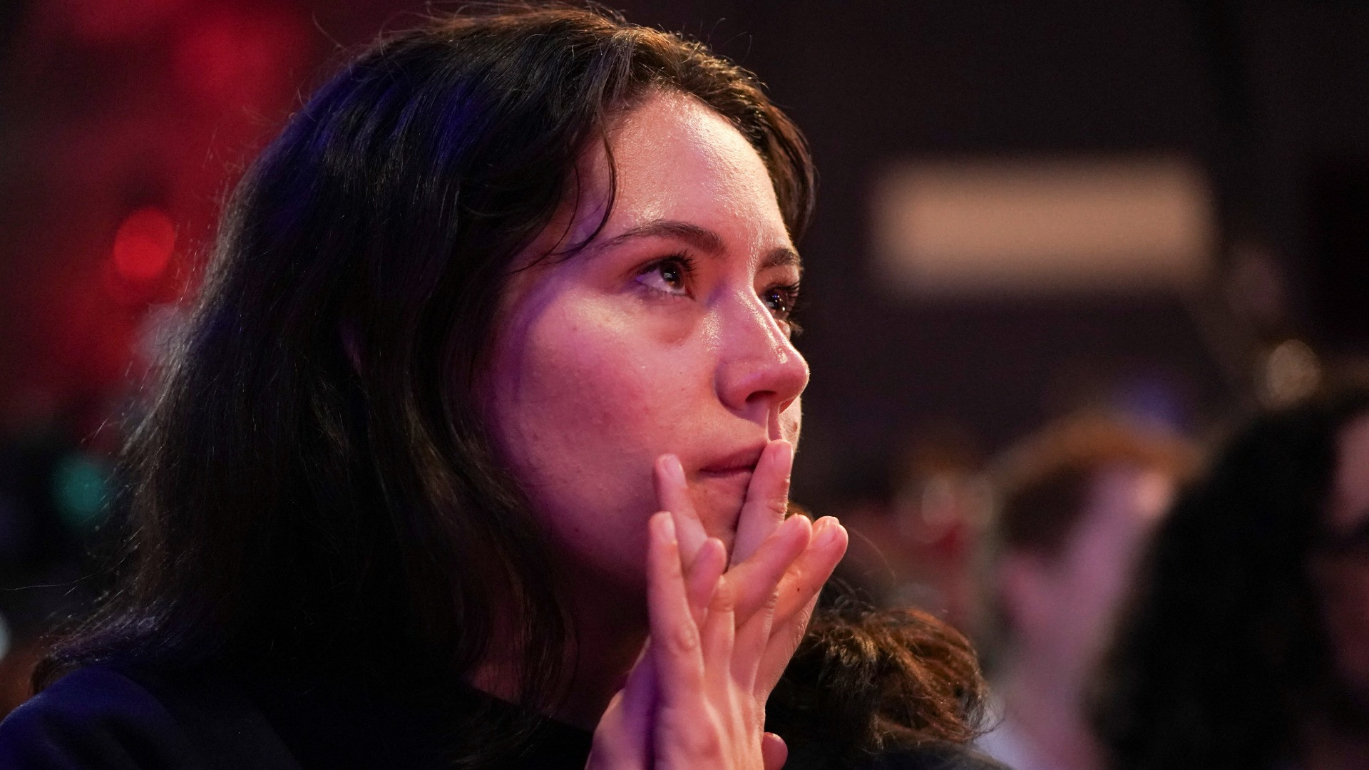 Cử tri hồi hộp theo dõi kết quả kiểm phiếu sơ bộ tại sự kiện của đảng Dân chủ vào ngày bầu cử chính thức ở Philadelphia, Pennsylvania.