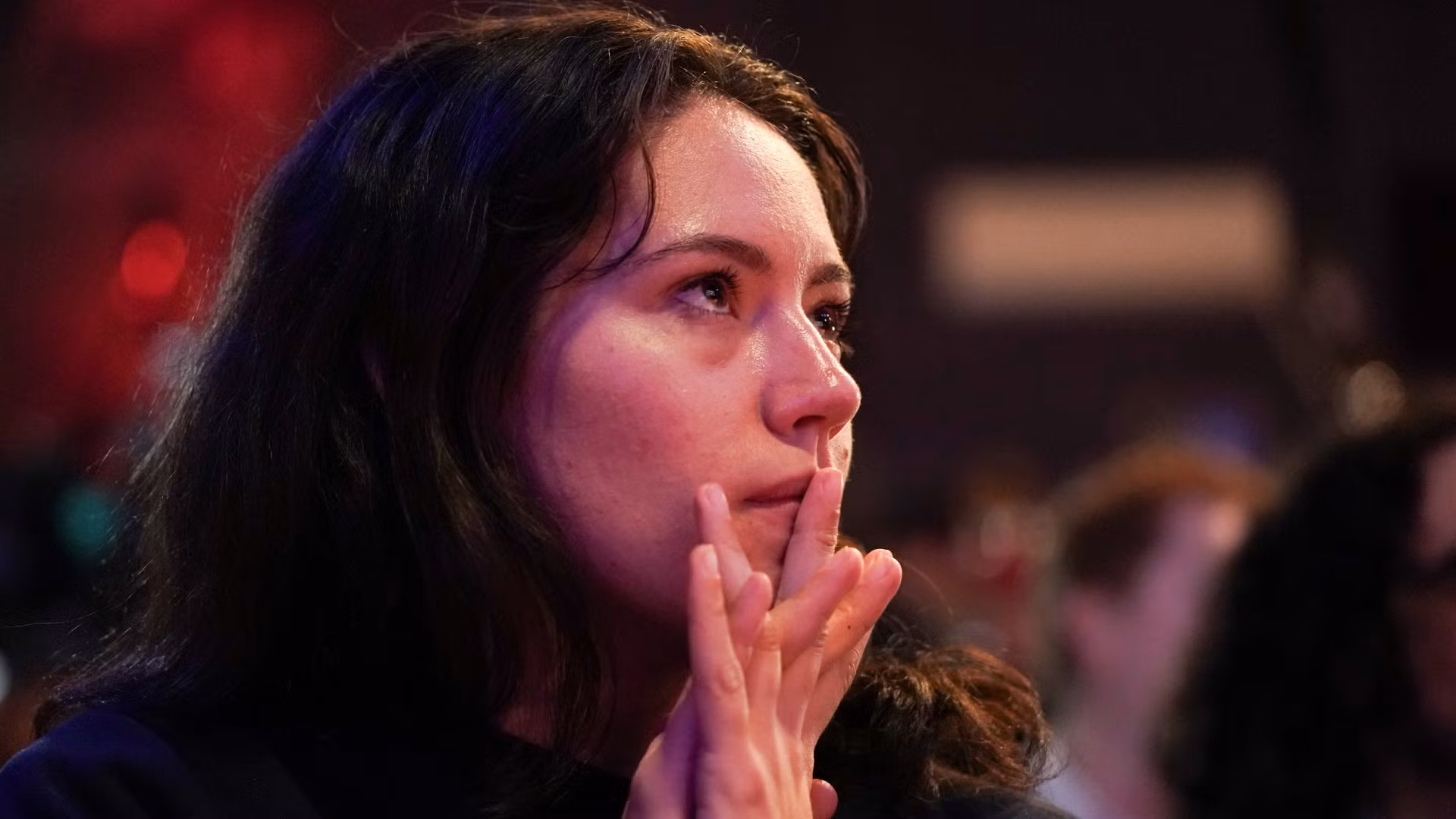 Cử tri hồi hộp theo dõi kết quả kiểm phiếu sơ bộ tại sự kiện của đảng Dân chủ vào ngày bầu cử chính thức ở Philadelphia, Pennsylvania.