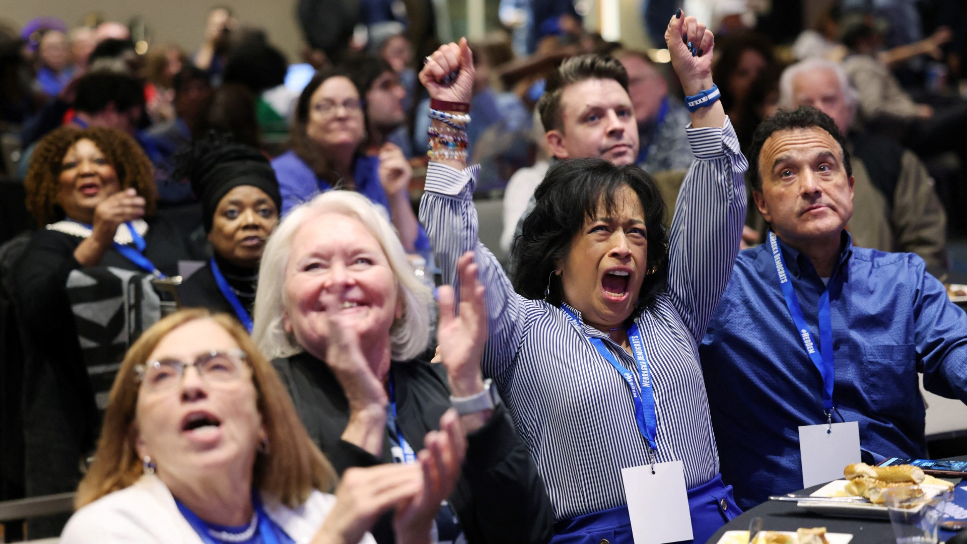 Cử tri ủng hộ đảng Dân chủ ăn mừng trong sự kiện Đêm bầu cử của đảng Dân chủ tại Omaha, Nebraska.