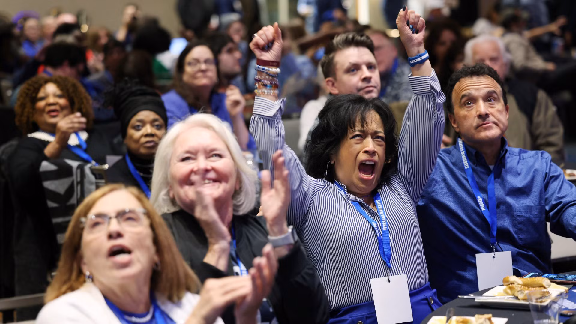 Cử tri ủng hộ đảng Dân chủ ăn mừng trong sự kiện Đêm bầu cử của đảng Dân chủ tại Omaha, Nebraska.