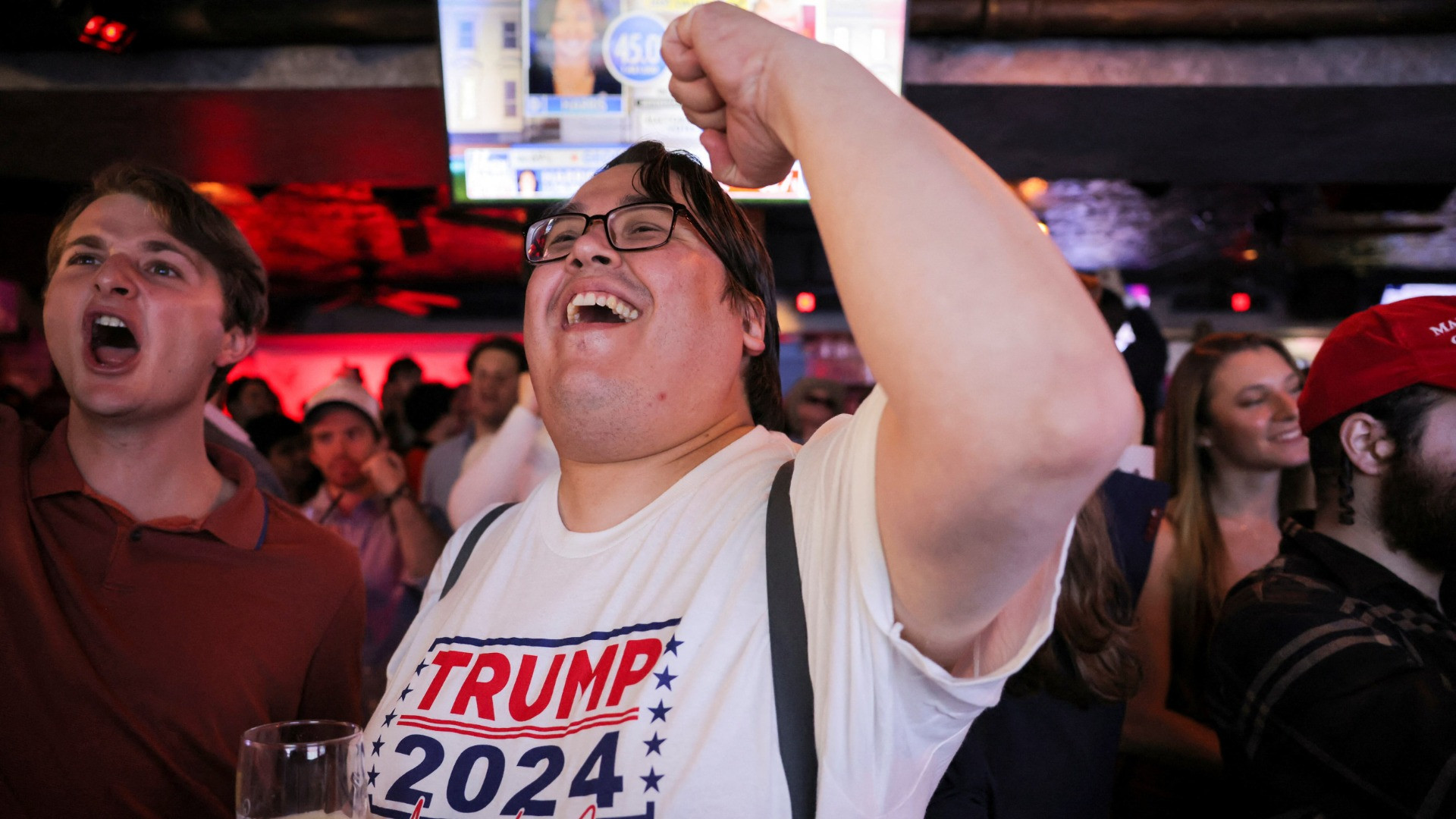 Người ủng hộ ông Trump ăn mừng trước kết quả kiểm phiếu sơ bộ tại sự kiện của Câu lạc bộ Cộng hòa trẻ New York ở thành phố New York.